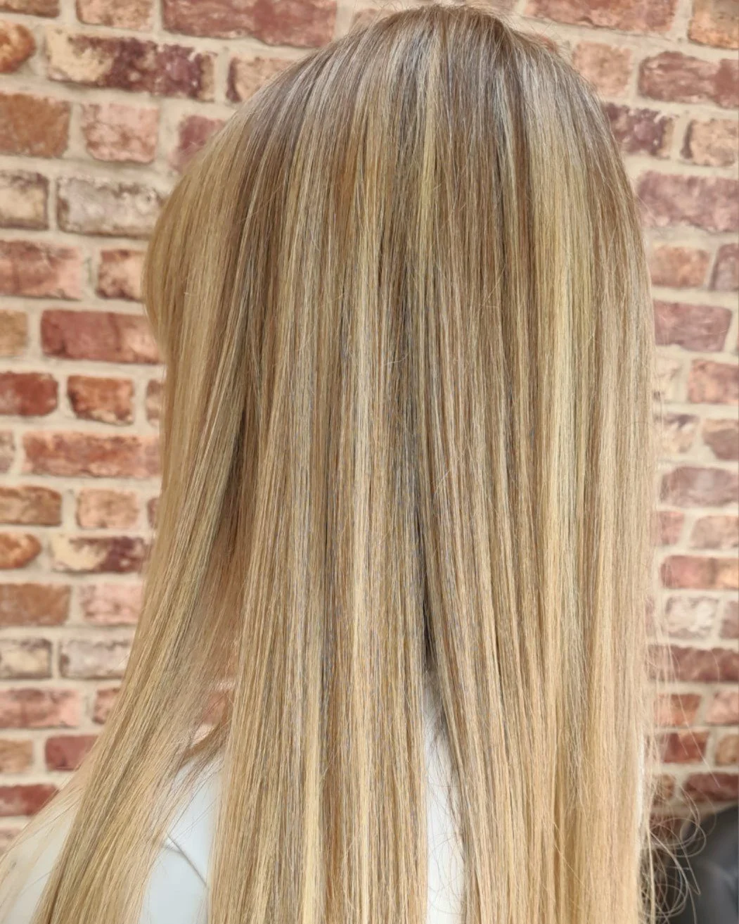 ✨ COLOUR TRANSFORMATION ✨
From dark roots and mousey ends ➡️ to bright, beautifully blended blonde ✨💇&zwj;♀️

We&rsquo;ve lifted this look with even, natural highlights and finished it off with a soft blonde toner for that perfect sun-kissed glow 🌞