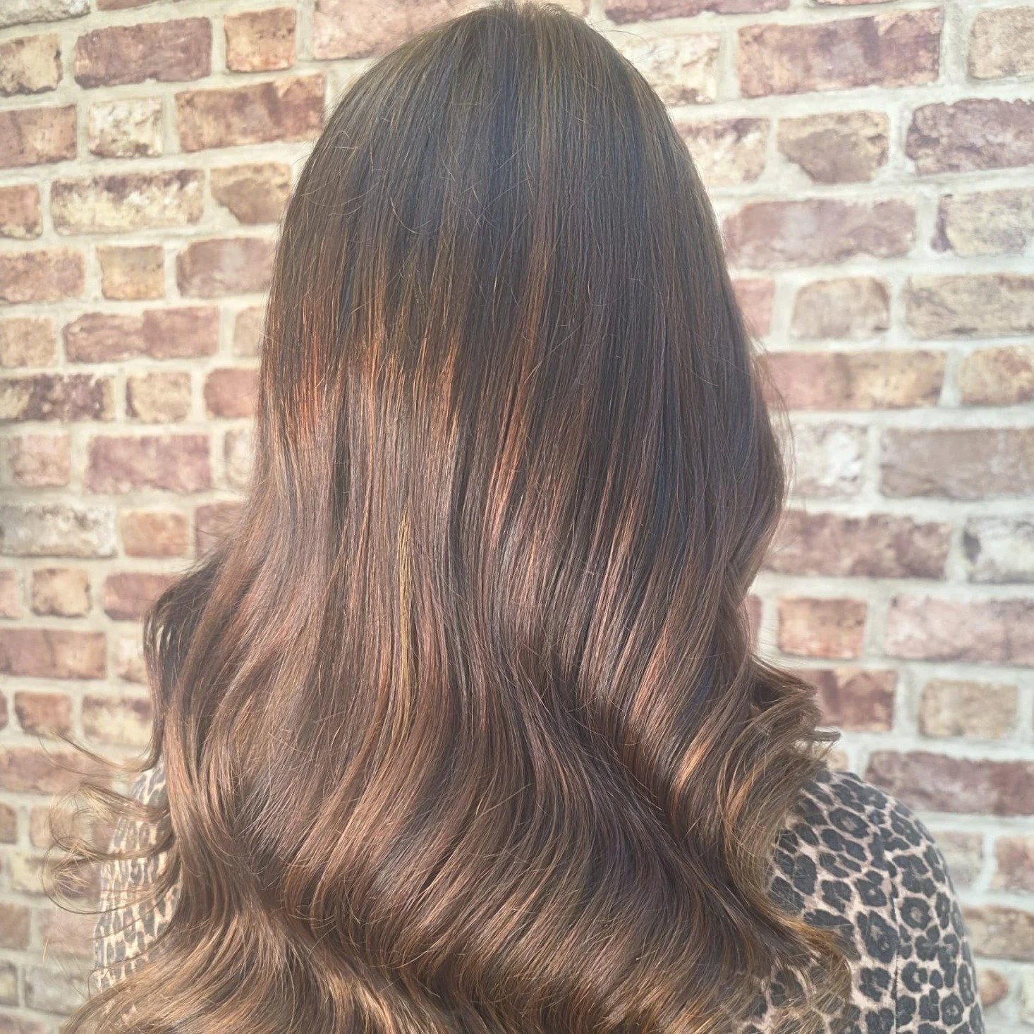✨ From Bold to Blush ✨
Thinking of switching things up? 🌹✨ Watch black transform into stunning rose gold highlights &ndash; the perfect way to soften your look while keeping it chic.

Book your colour change today with our colour experts stylists at