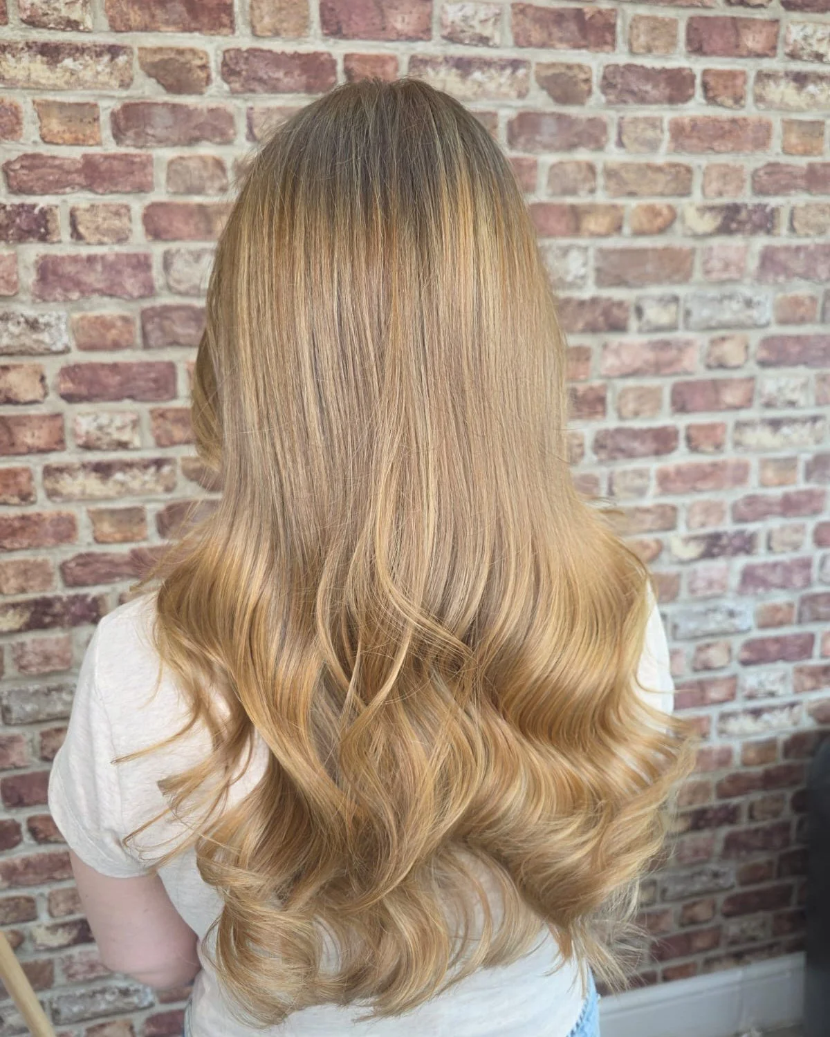 ✨ Transform Your Hair Game at Gary Baddley Hair Stylists! ✨

Looking for that perfect blend of brightness and depth? A full head of foils with a root smudge is just what you need! 😍✨

Our expert stylists will take your hair to the next level, adding