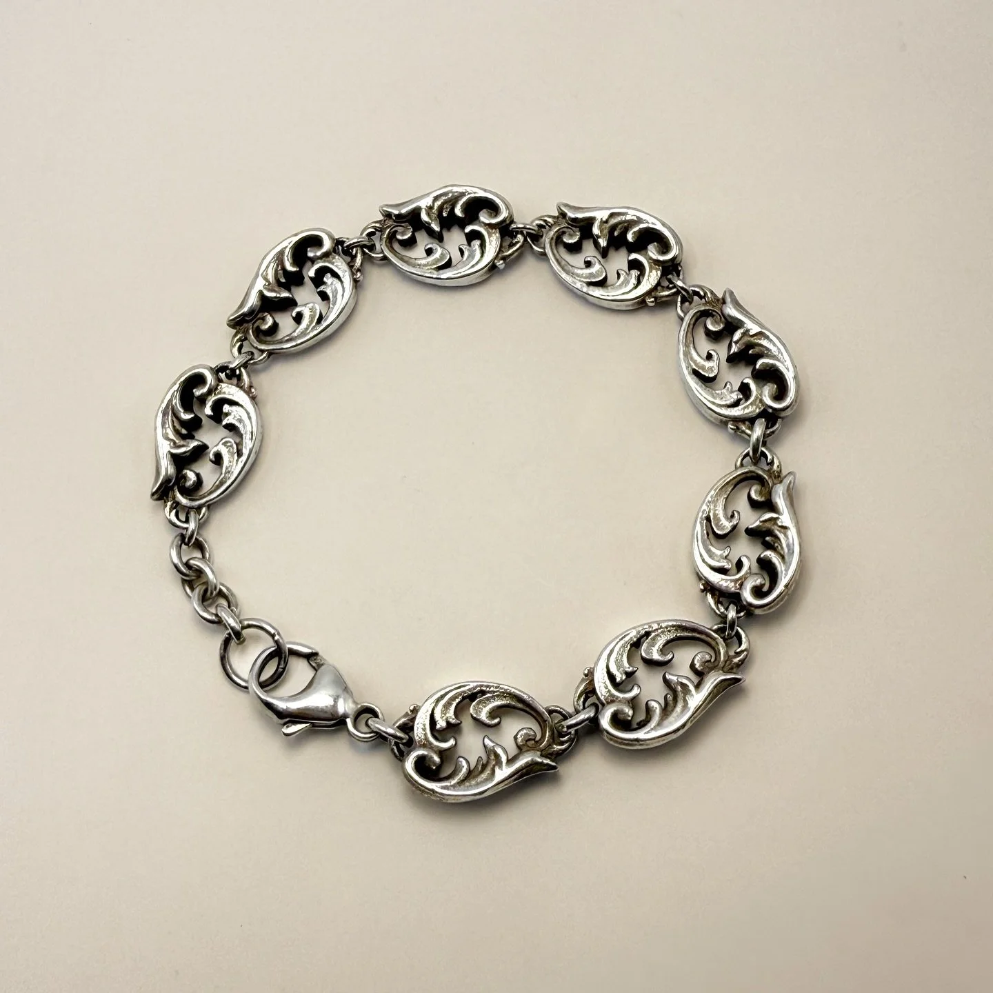 &ldquo;Seine de Rinceau&rdquo; 🌊 en argent 925 
Inspir&eacute; des bijoux &ldquo;graine de caf&eacute;&rdquo;, ce bracelet revisite les rinceaux, ces ornements v&eacute;g&eacute;taux h&eacute;rit&eacute;s de l&rsquo;architecture antique dans une rei