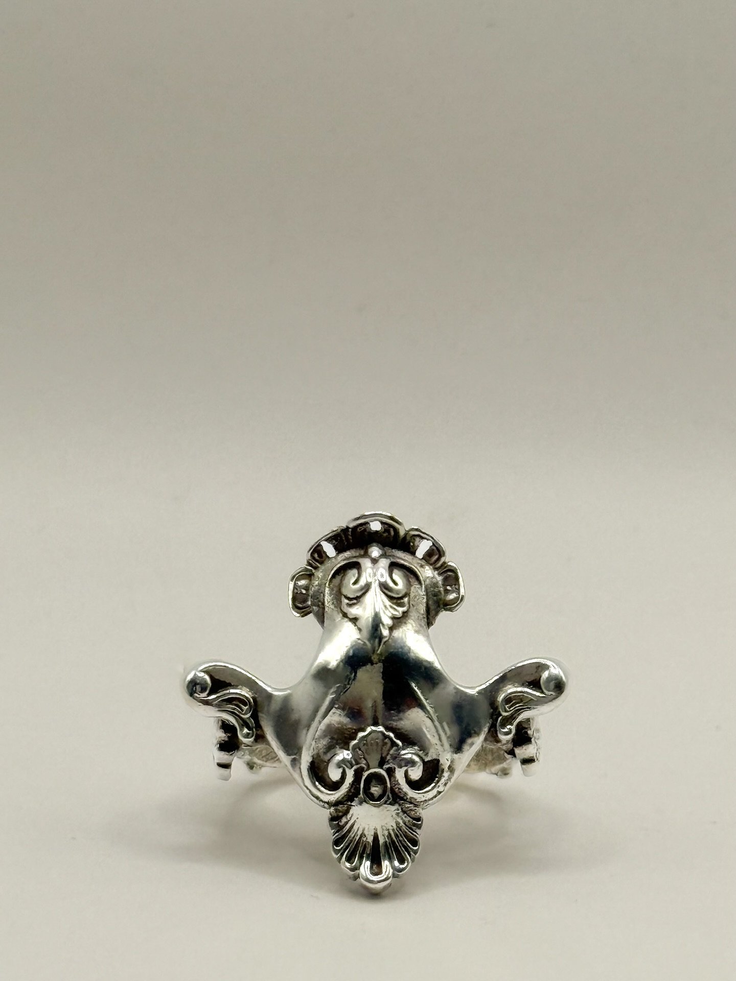 La Marine, en argent 925.
Inspir&eacute;e par le mouvement de l&rsquo;eau et la force du m&eacute;tal,
elle revisite le d&eacute;cor dauphin&eacute; du XIXe si&egrave;cle.
By @yaoda__ 📷