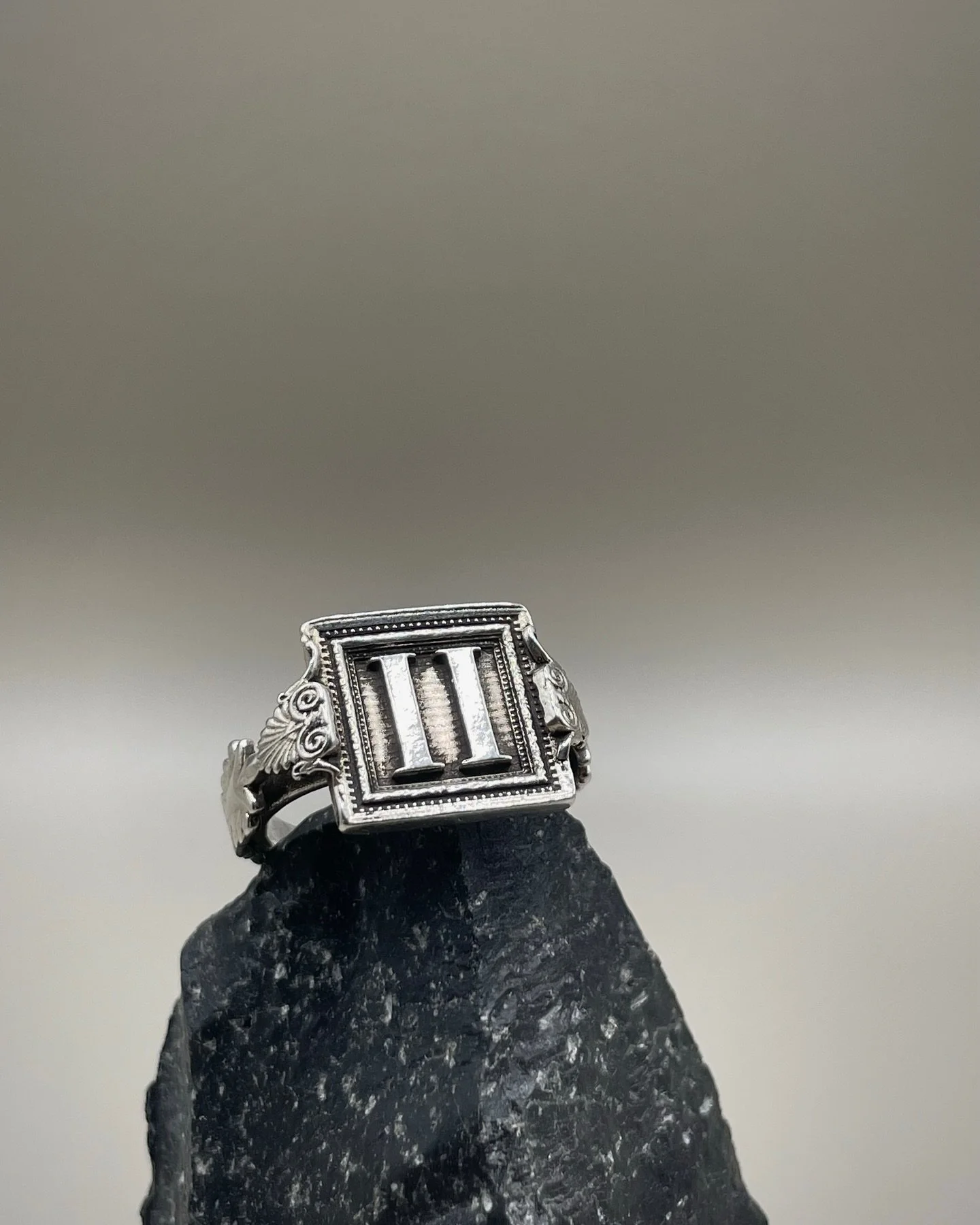 Au Num&eacute;ro Onze 🏛️
Argent 925
Comme les grandes portes des immeubles haussmanniens,
elle garde en silence ce qui se cache derri&egrave;re.
Le 11 : deux colonnes, deux piliers,
un passage entre l&rsquo;ancien et le soi.

#paris#handmadejewelry#