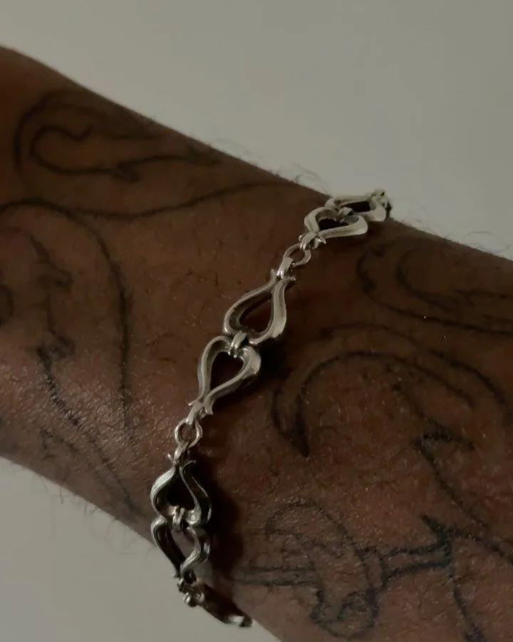 La petite couronne (bracelet) et la grande couronne (collier) 🔗
Argent 925
Ce mod&egrave;le, le plus &eacute;pur&eacute; de ma collection, puise sa forme dans les balcons haussmanniens de la petite couronne parisienne. Une r&eacute;p&eacute;tition d