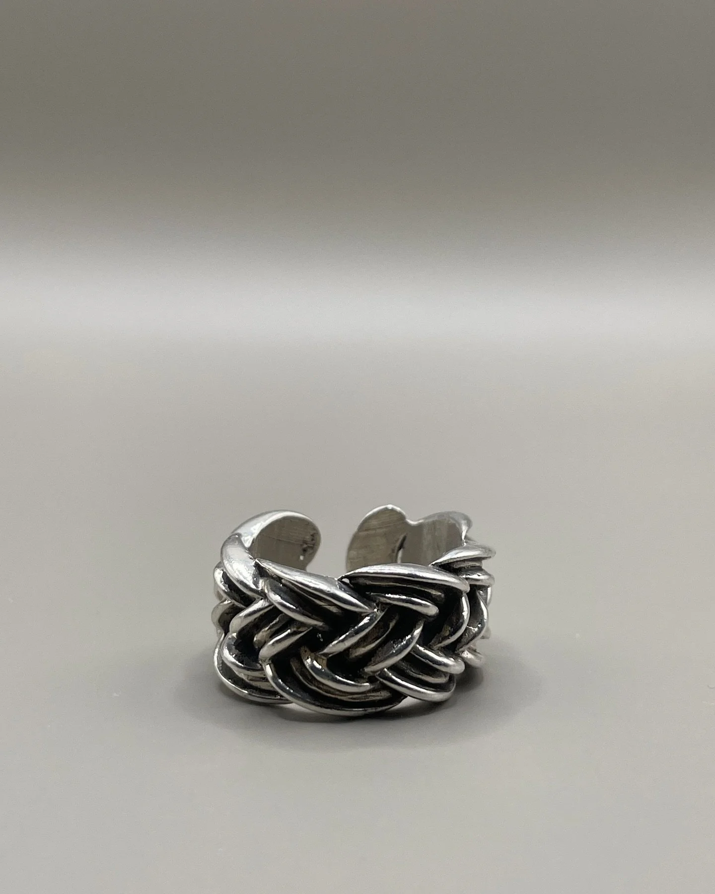 La tress&eacute;e ⛓️

Shot by @yaoda__ 📷

La tress&eacute;e : une bague pour celles et ceux qui aiment quand les d&eacute;tails racontent quelque chose. 
Un design qui tisse &eacute;l&eacute;gance brute et l&rsquo;authenticit&eacute;.

#jewellery#ha