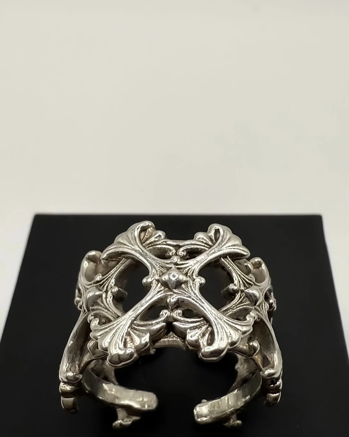 Bienvenue sur Di Origin

Tout commence ici.
Une vision personnelle du bijou, entre architecture et ornement.
Sculpt&eacute; &agrave; la main, forg&eacute; dans le temps.

Di Origin s&rsquo;ouvre ici 

#jewellery#design#studio#silver#ornemental#art