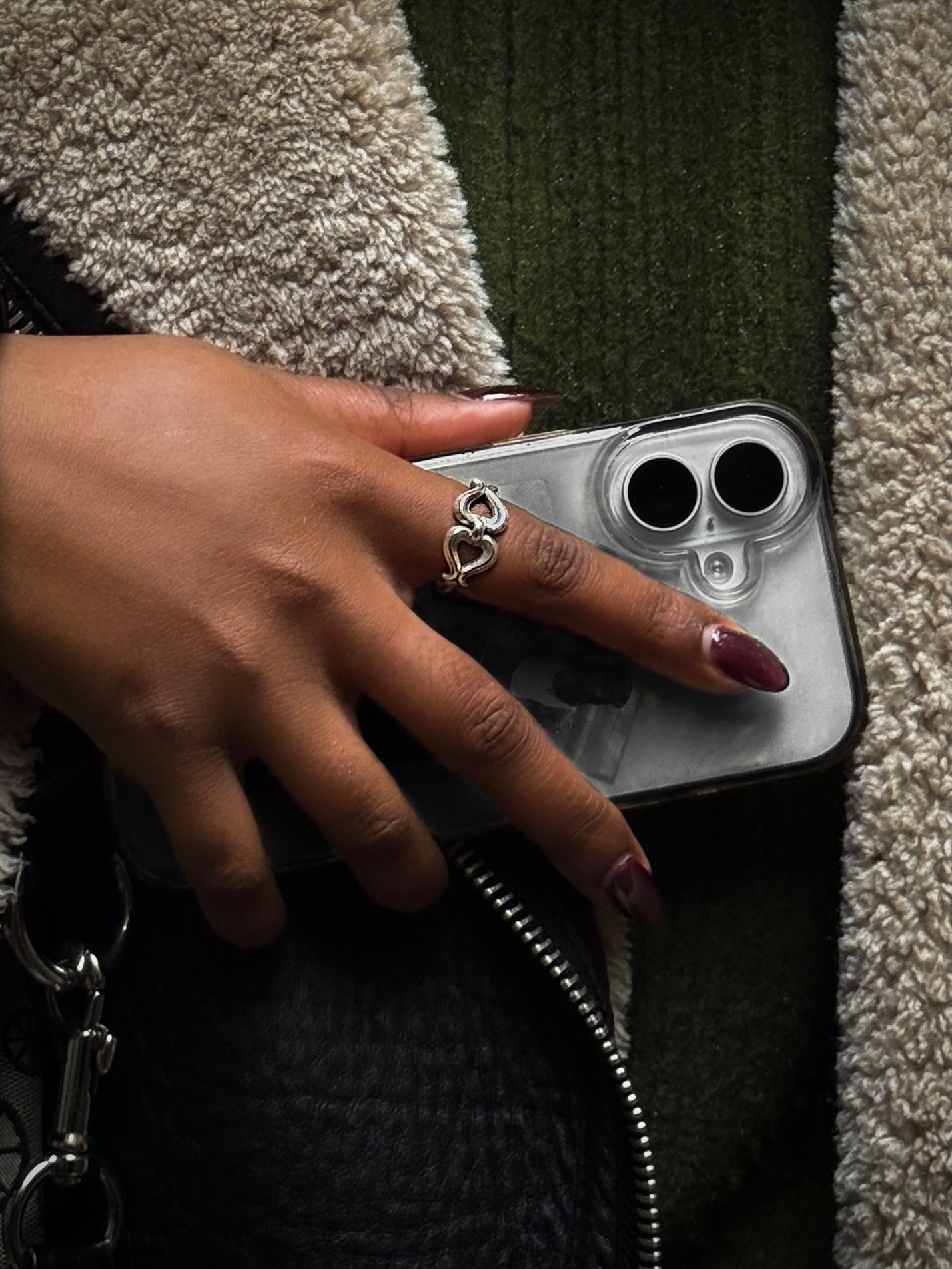 La Demi Couronne ➰

Argent 925 

D&eacute;clinaison de La Petite Couronne, cette bague traduit les balcons haussmanniens du 76 de la rue de Rivoli en architecture miniature.
Un bijou comme un fragment de fa&ccedil;ade parisienne, sculpt&eacute; &agra