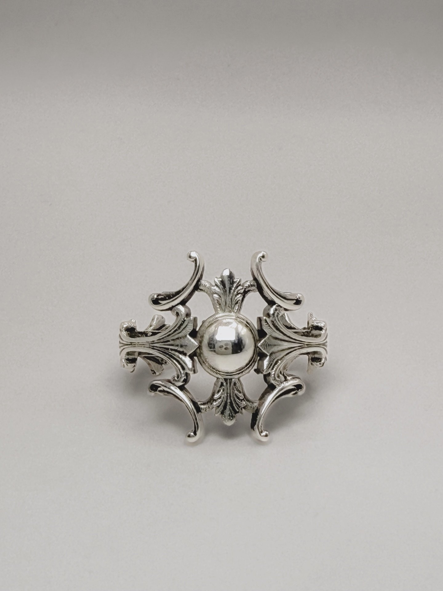 L&rsquo;&OElig;il d&rsquo;Orion👁️&zwj;🗨️

Un motif qui rayonne comme un astre, sculpt&eacute; dans la mati&egrave;re.

Inspir&eacute;e des ornements architecturaux et des formes c&eacute;lestes, cette bague capture un point de lumi&egrave;re et le 