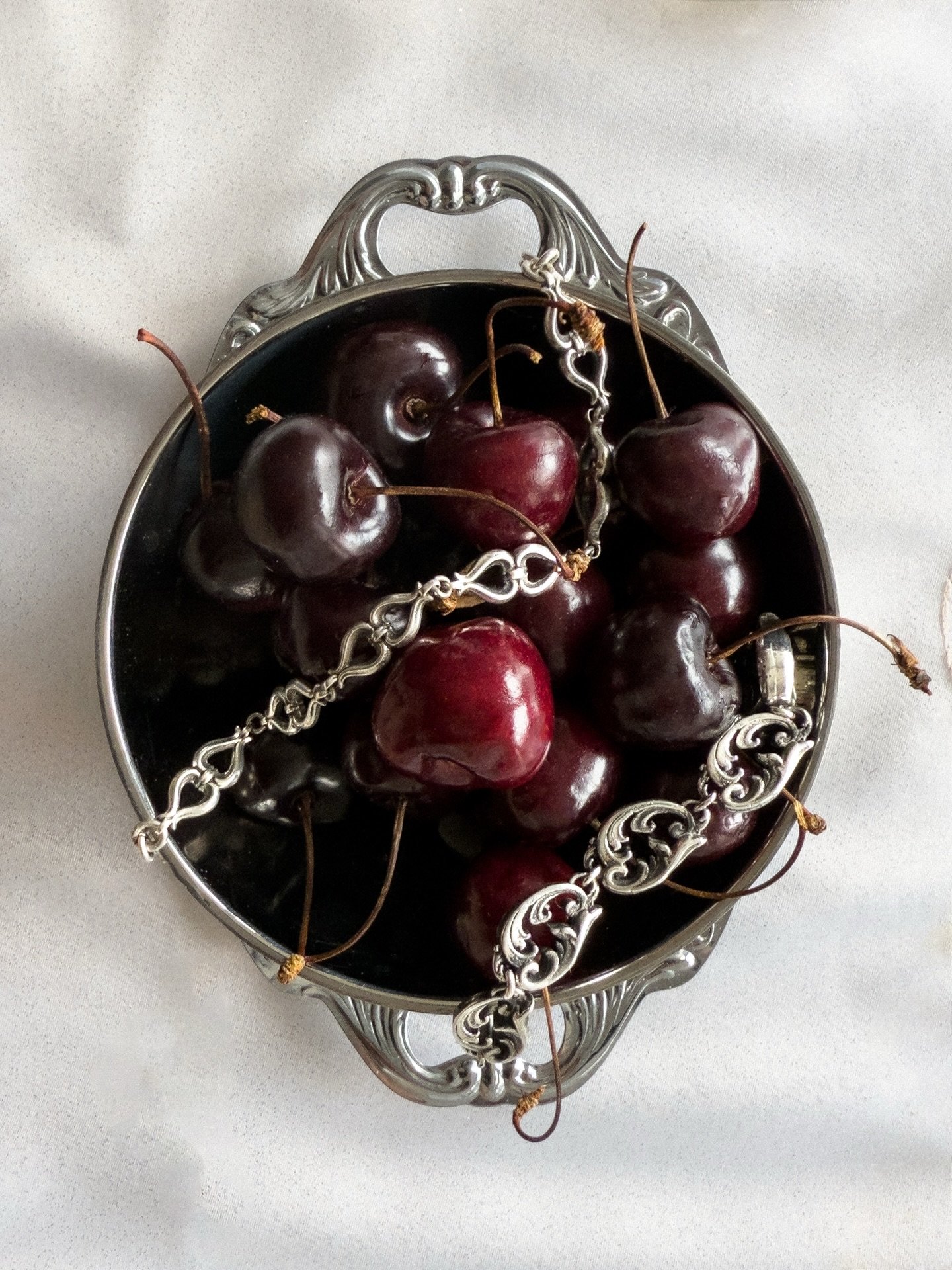 Contrastes et reflets. 🍒

S&eacute;lection disponible prochainement.

🔗 Lien en bio.