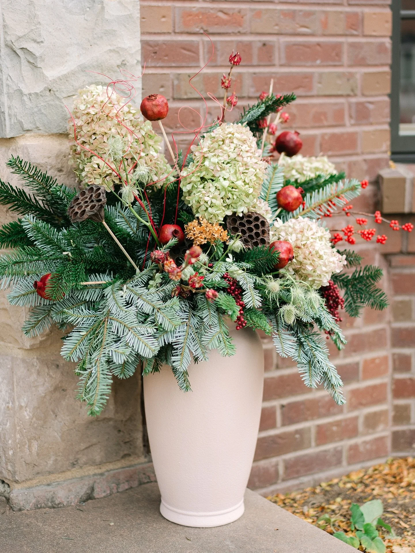 Festive charm for the outdoors ✨

Photographer | @maryanncraddockphotography 
Florals | @elizabethroseflorals 

#luxuryflorist #luxurydesigner #coloradoflorist #coloradoluxuryflorist #holidayflorals #holidayflowers #coloradoholidayflowers