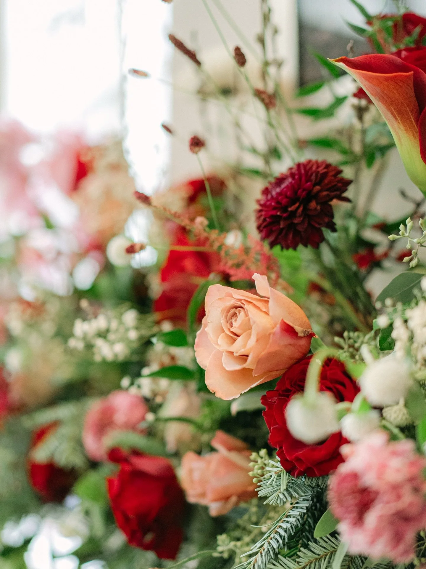 A modern twist on a classic holiday color scheme 

Photographer | @maryanncraddockphotography 
Florals | @elizabethroseflorals 

#luxuryflorist #luxurydesigner #coloradoflorist #coloradoluxuryflorist #holidayflorals holidayflowers coloradoholidayflow