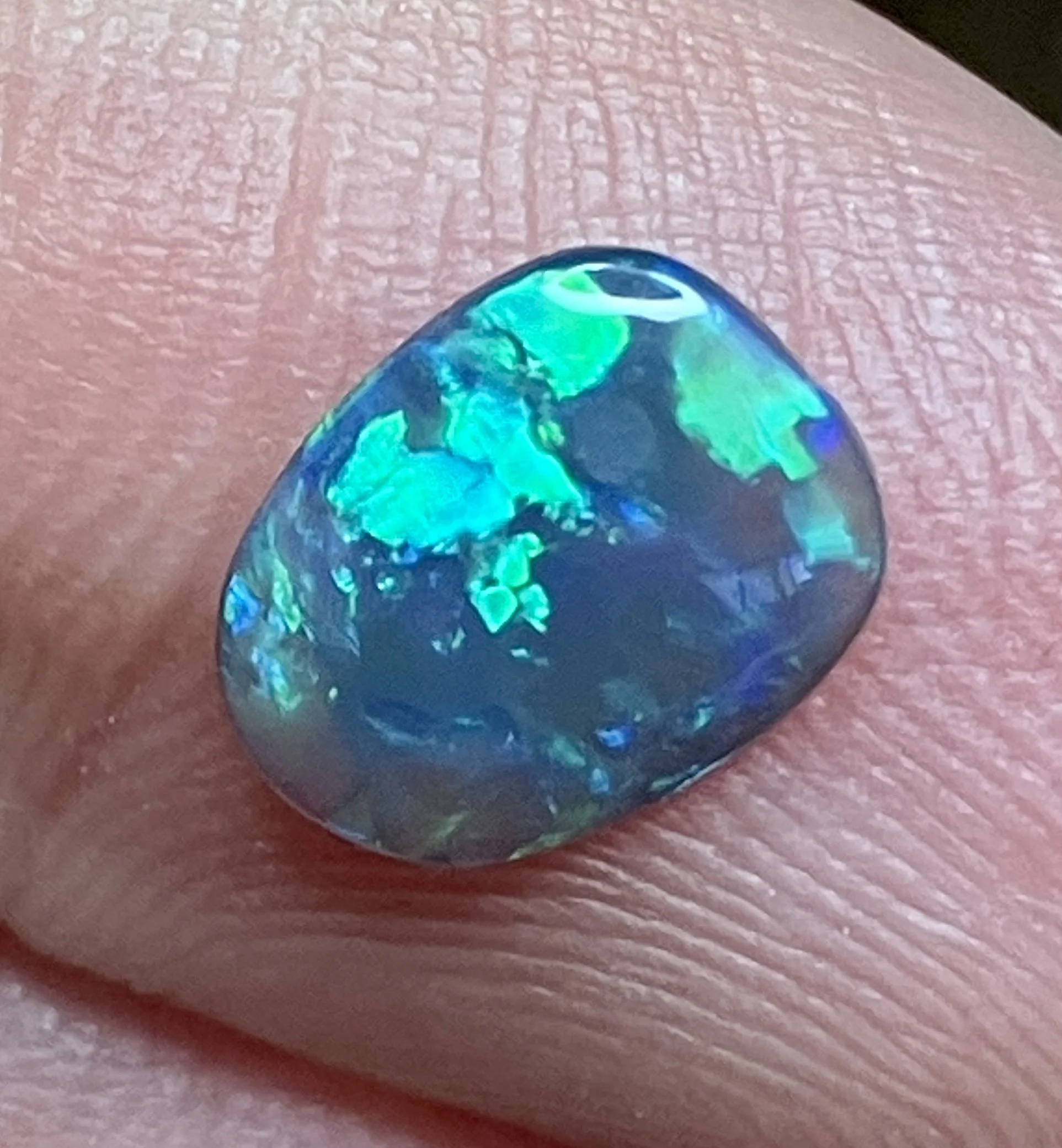 0.72ct ダーククリスタルオパール・遊色度: 3.5