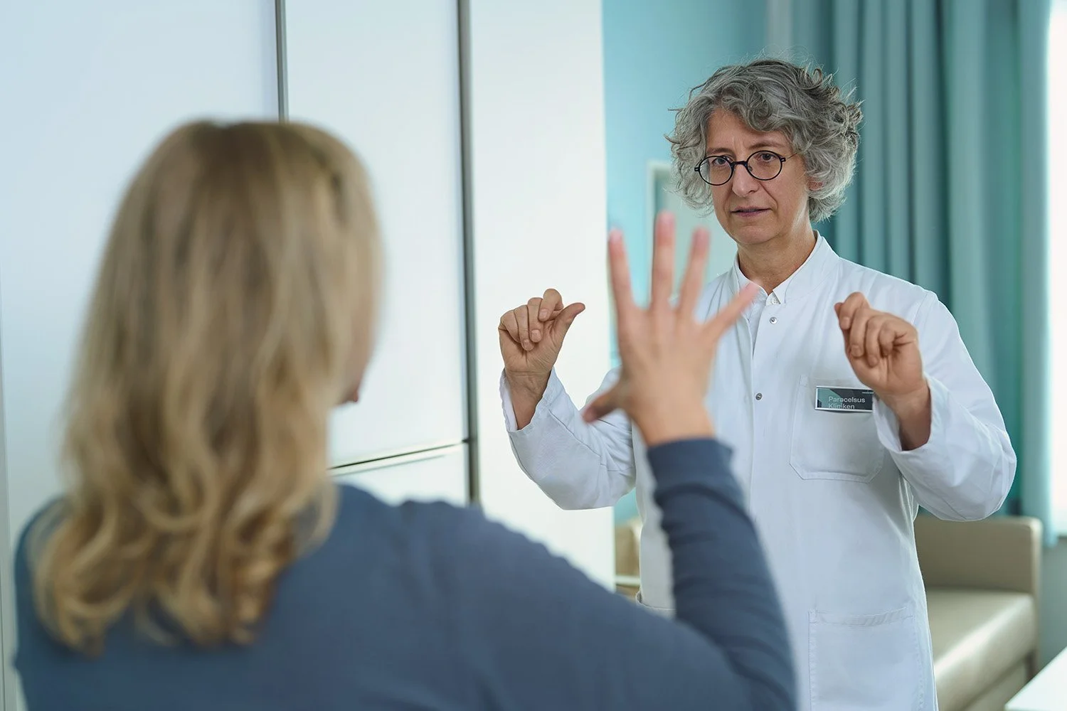 Parkinson – Mehr als ein Altersleiden: Die Paracelsus Elena Klinik setzt auf Früherkennung, Therapie &amp; Prävention