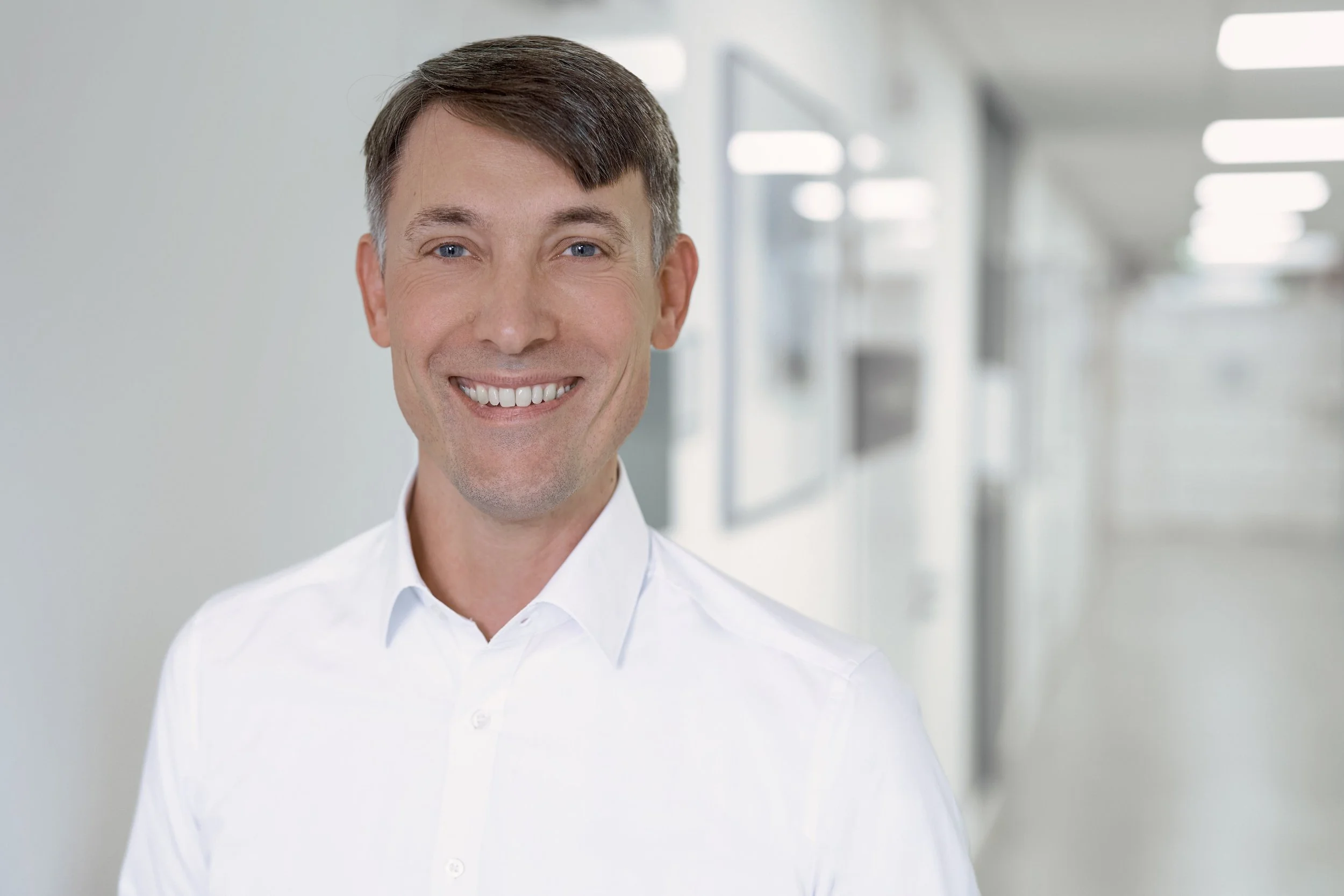 Neue Behandlungsmethode in der Paracelsus Klinik Bremen: Dr. Dominik Vogt bietet Wachstumslenkung bei Beinfehlstellungen an