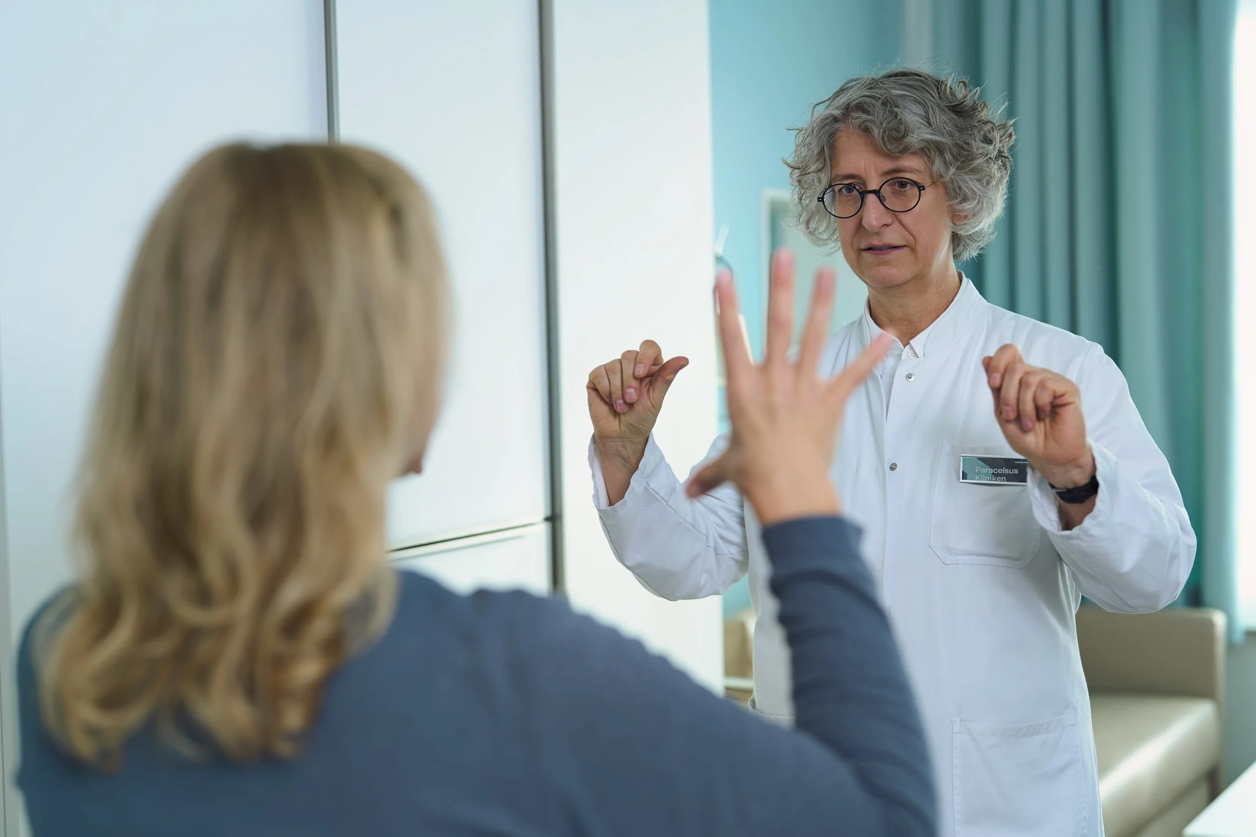 Parkinson – Mehr als ein Altersleiden: Die Paracelsus Elena Klinik setzt auf Früherkennung, Therapie &amp; Prävention