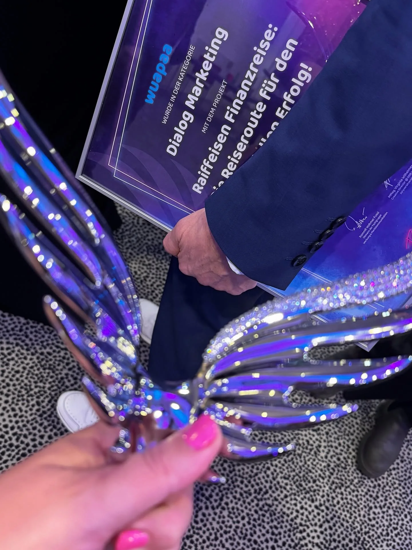 Wohoo 🎉 Wir freuen uns riesig – gemeinsam mit der Raiffeisen Werbung Steiermark haben wir für die Raiffeisen Finanzreise den silbernen CREOS in der Kategorie Dialog Marketing geholt! 🥈✨ @create_carinthia #creos