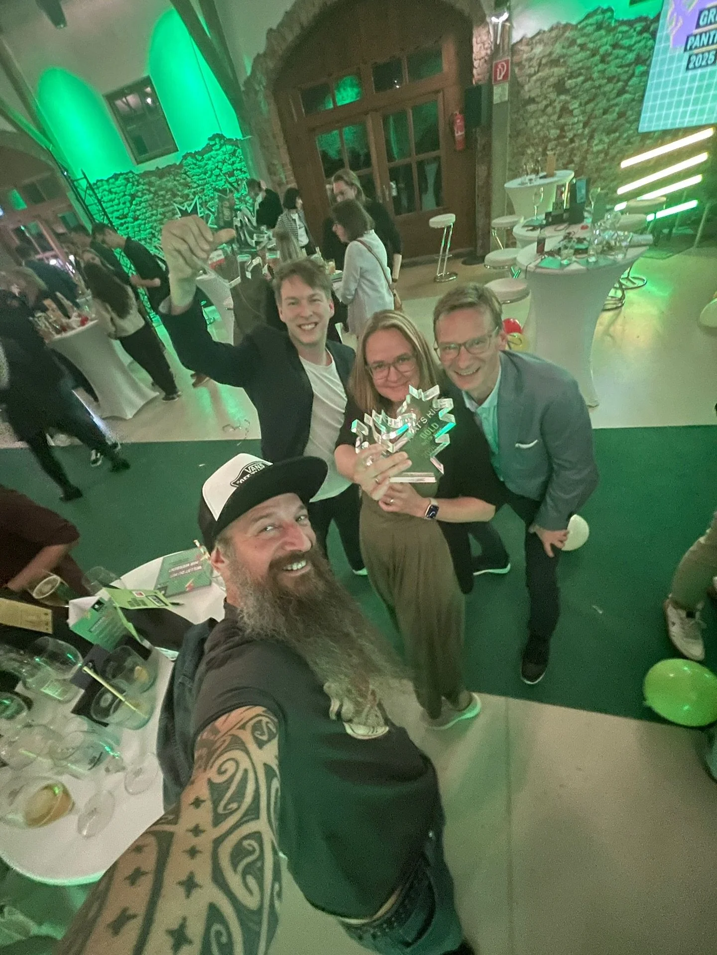 Gold, Baby! ✨ 
Unsere Au&szlig;enwerbung f&uuml;r den @makerspace_carinthia hat den goldenen @greenpantheraward abger&auml;umt &ndash; und wir schweben irgendwo zwischen sprachlos und &uuml;bergl&uuml;cklich. Deswegen feiern wir erstmal in Graz. #out