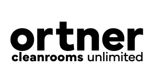 Eine schwarze Katze, die auf einem grauen Teppich sitzt.