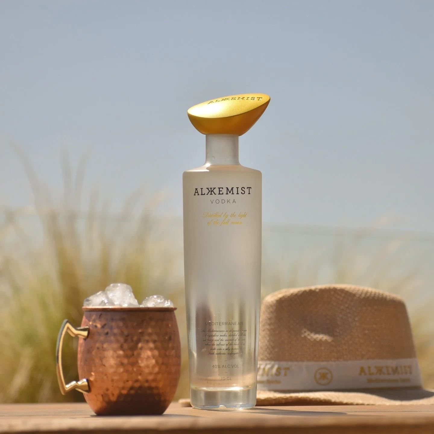 Alkkemist Vodka &amp; Tonic &ndash; pure, fresh, and aromatic. 

A summer ritual by the sea. 🌊 🍃 ☀️

#alkkemistvodka #GinMediterr&aacute;neo #YourMediterraneanMoments #FullMoonDistilled