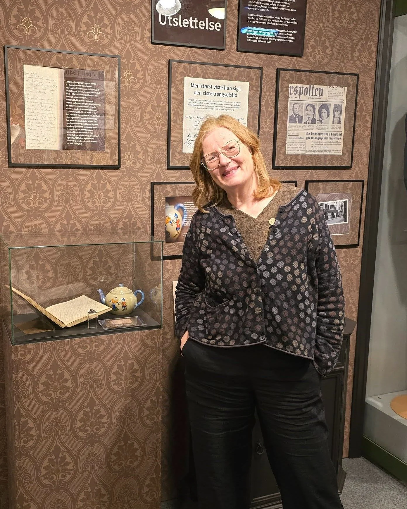 27. januar samlet mange seg i &Aring;lesund for &aring; markere Holocaustdagen og hedre familien Steinfeld 🕯️✨

Gjennom utstilling p&aring; Aalesund museum, avduking av minneplakett i Kongens gate og bokbad p&aring; biblioteket ble historien om fami