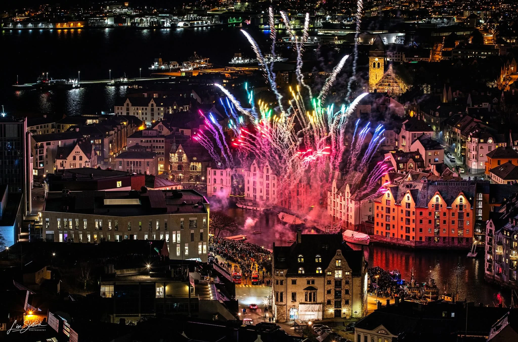 Wow sier vi bare 😍 Dette er &aring;rets blinkskudd av Brosundet Brenner, og vi gratulerer @@liseslotsvikphotography  som vinner et bygavekort i konkurransen v&aring;r 🎆

Det kom inn mange fine innslag, og vi takker alle som har delt sine bilder med