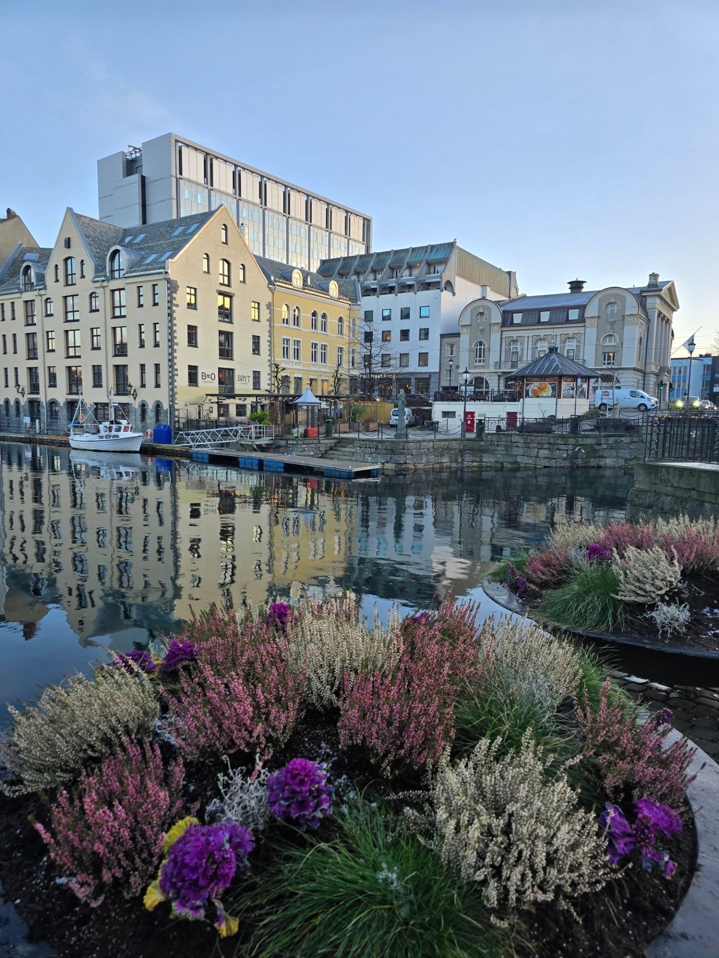 Deilig dag for en bytur i dag ✨️ Ta deg en spasertur &aring; f&aring; luftet hodet, ogs&aring; kan du ramle innom en kaf&eacute; for noe digg lunsj og en varm kopp kaffe ☕️

#byenv&aring;r #&aring;lesund #lunsjibyen #byliv #helgi&aring;lesund