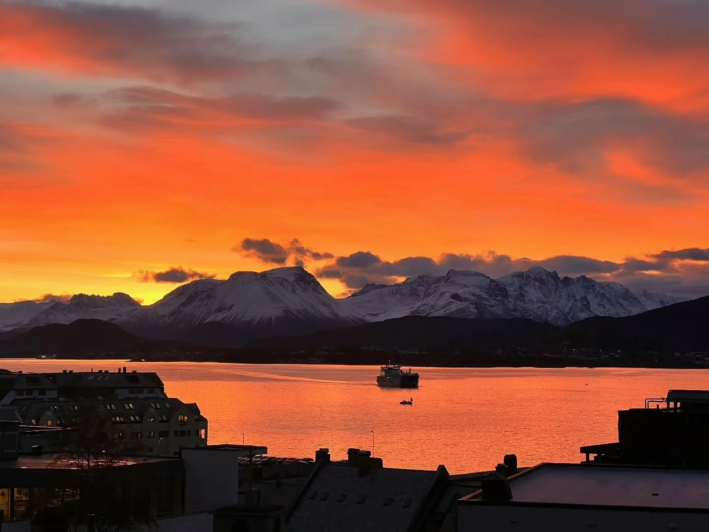 Nok en vakker morgen over byen v&aring;r 🌅

&Oslash;nsker alle mammaer, bestem&oslash;dre, bonusmammaer og ekstra mammaer en fantastisk morsdag 💖