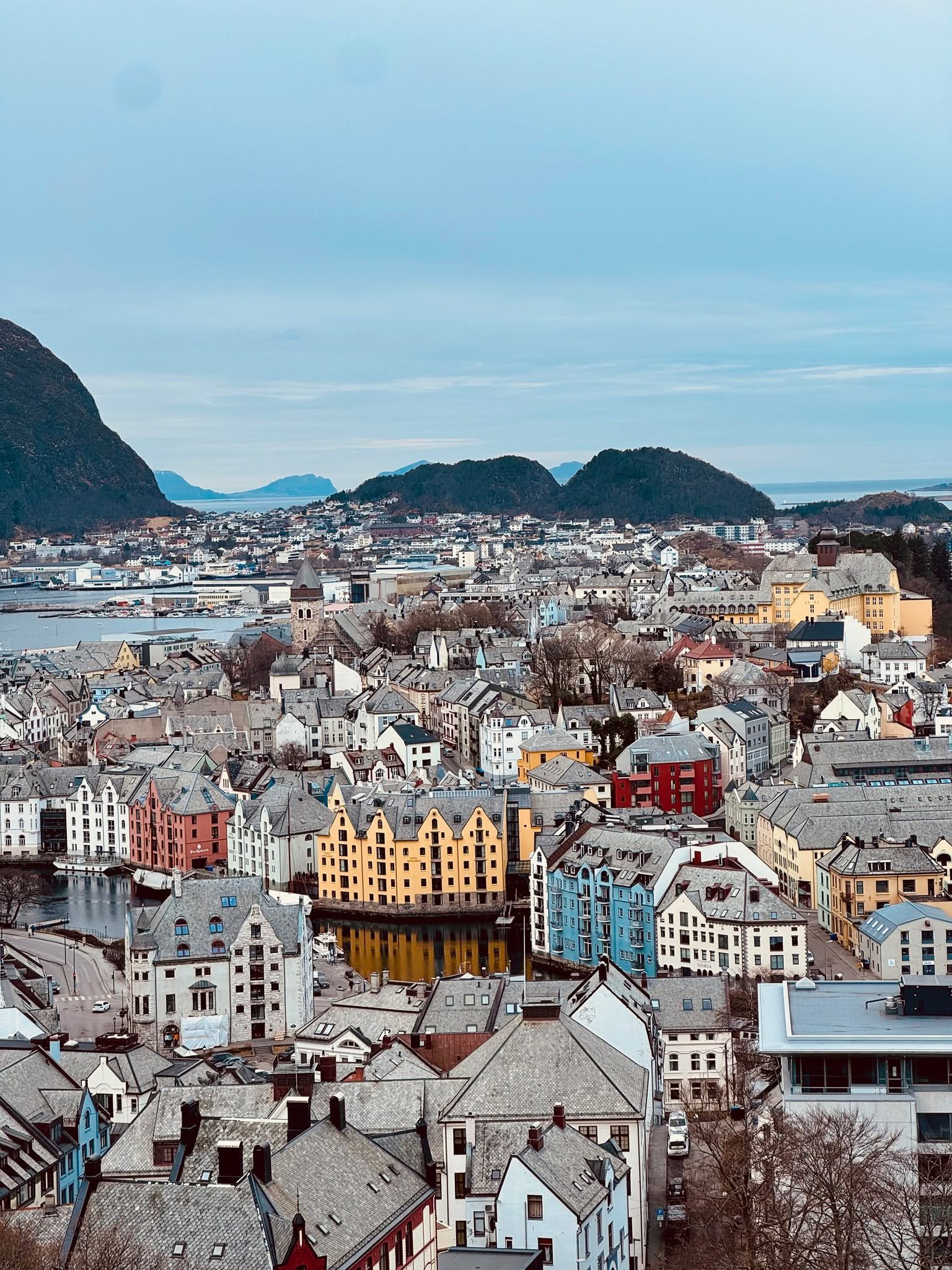 Proof that the walk up Aksla is always worth it 👀🔥

#aksla #nydelig #&aring;lesund #byenv&aring;r #jugendstil #mandag