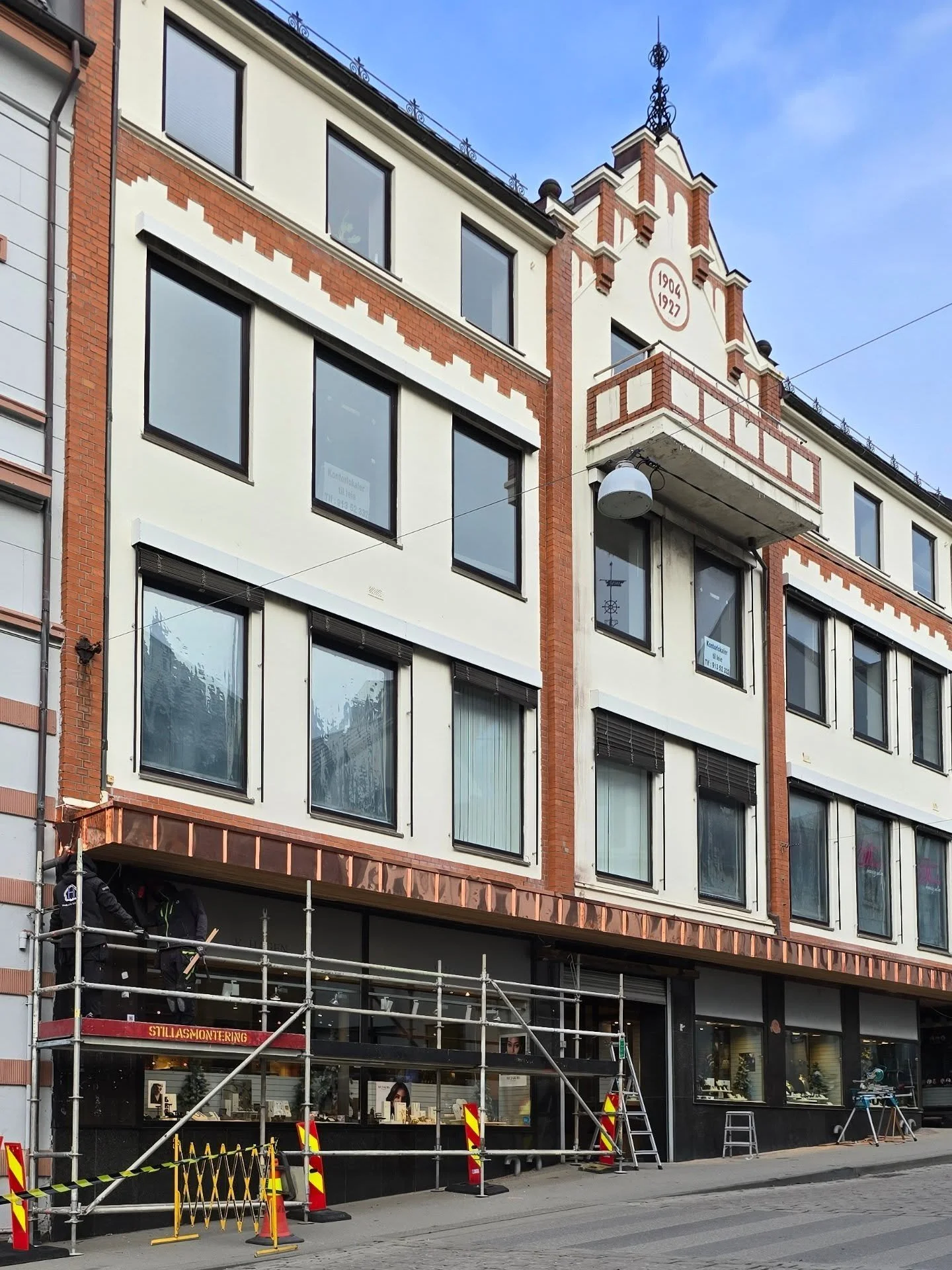 Det jobbes utenfor @mestergullhagen om dagen ✨️
Se s&aring; fint det blir med kobberbeslag p&aring; fasaden 😍

#byliv #&aring;lesund #jugendstil #oppgradering #restaurering a