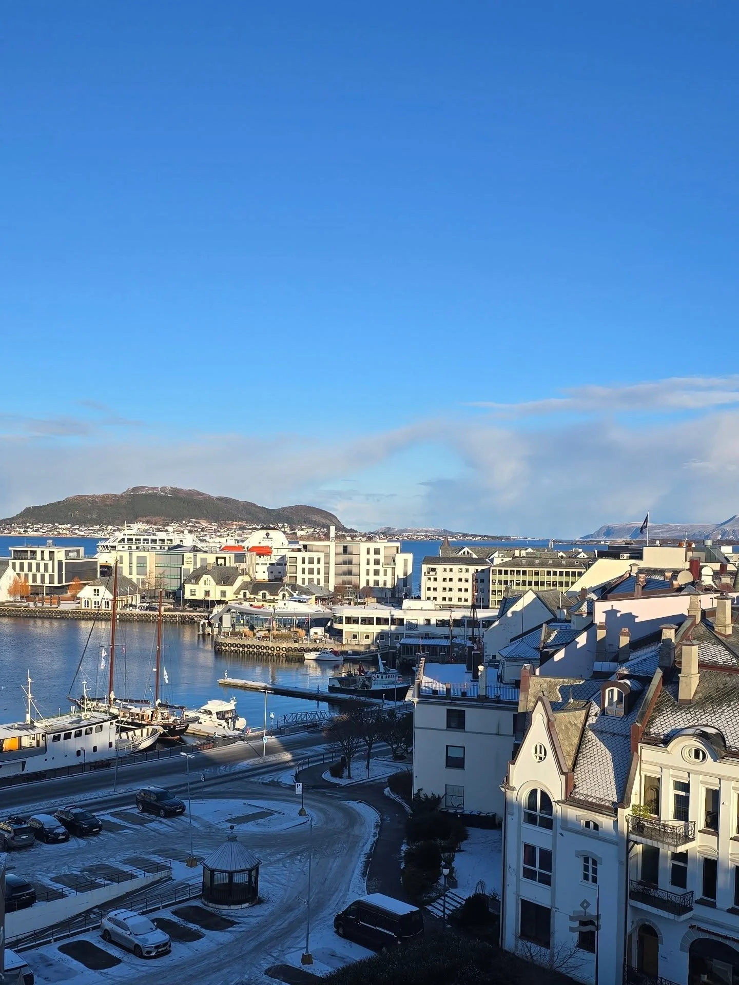 Byl&oslash;rdag og det er kj&aelig;rlighet i lufta 🩷 Ta deg en tur til byen, delta p&aring; verksted, f&aring; ansiktsmaling og plukk med deg deilige boller eller sushi fra pop-upen til Fisketorget p&aring; Kremmergaarden 🤤

Det er Valentinsdagen i