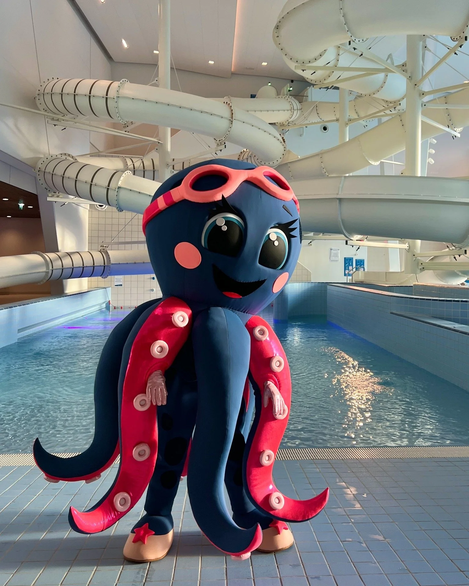 Vinterferien trenger ikke bety kald nese og v&aring;te votter 🏊 Hos Bybadet er det b&oslash;lger, sklier, skattejakt og tropevarme &ndash; hele uka. Perfekt for b&aring;de sm&aring; og store eventyrere 🌊

Badeline vil ogs&aring; lufte seg i vinterf