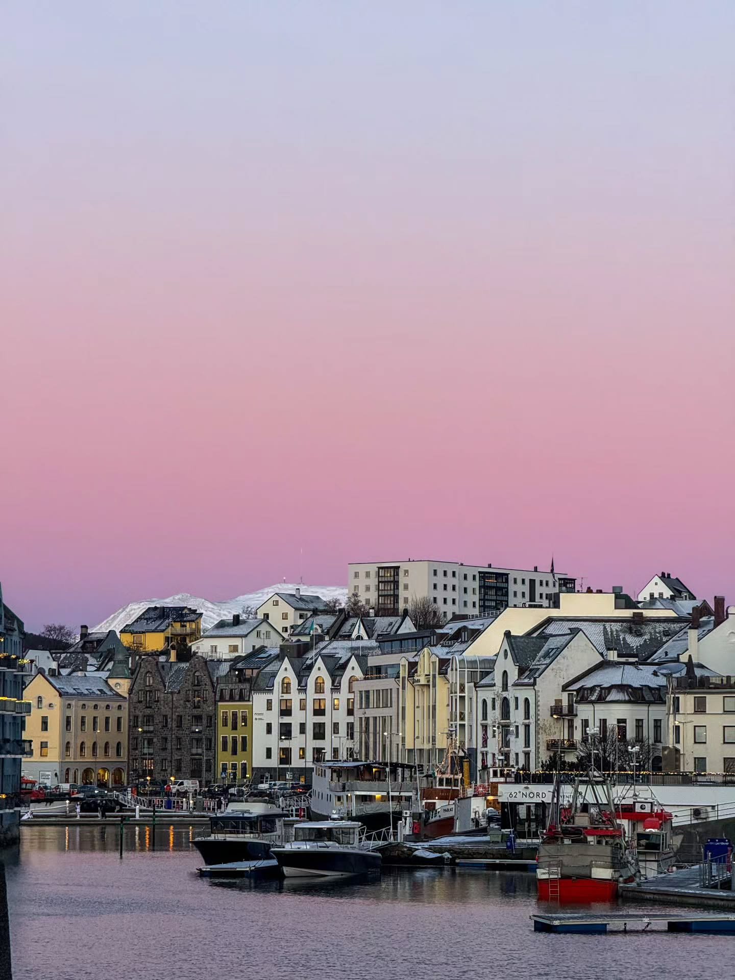 Siste dag av vinterferien, hva med en tur innom en av byens spisesteder? Eller opplev @atlanterhavsparkenalesund i frisk februarbris ❄️

Nok en deilig dag venter og enten det blir bybadet, kino eller en luftetur rundt i byen s&aring; &oslash;nsker vi