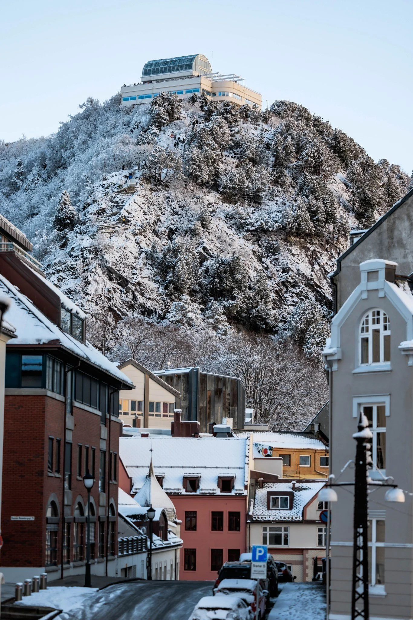 Visste du at det er 418 trappetrinn opp til Aksla? 👣✨
I morgen er det meldt opphold &ndash; ta deg en tur f&oslash;r regnet kommer! ☀️🌧️

#aksla #mountain #&aring;lesund #snowtime