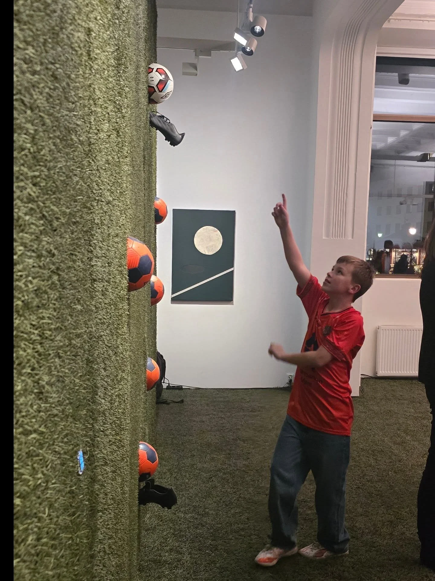 Kan fotball v&aelig;re kunst, og kunst v&aelig;re fotball? 🤔

Har du ikke v&aelig;rt innom Triumf hos @jugendstilsenteret_kube enda s&aring; har du en unik mulighet i morgen 🤩 

Bli med p&aring; kuratoromvisning torsdag kl. 12 &ndash; og f&aring; b
