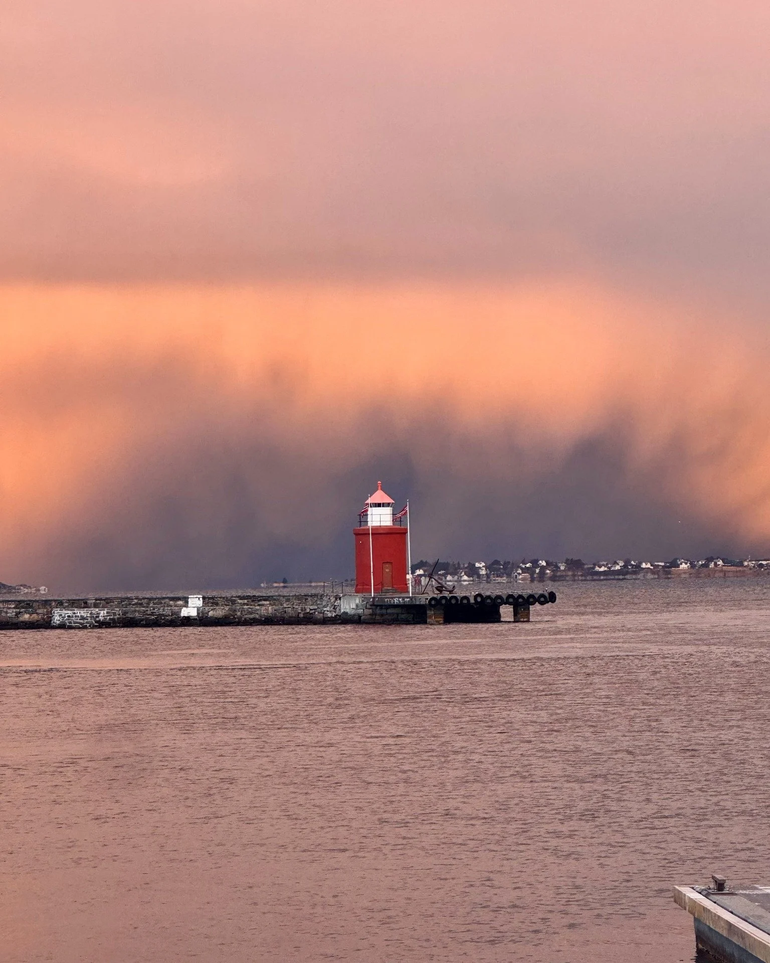 Vi g&aring;r inn i helga med skiftende skydekke 🌦️ Men ingen grunn til &aring; bli hjemme! Her yrer av liv i sentrum, med b&aring;de teater, utstillinger og konserter ✨

Litt regn har da aldri stoppet en &Aring;lesunder fra &aring; nyte byen f&oslas