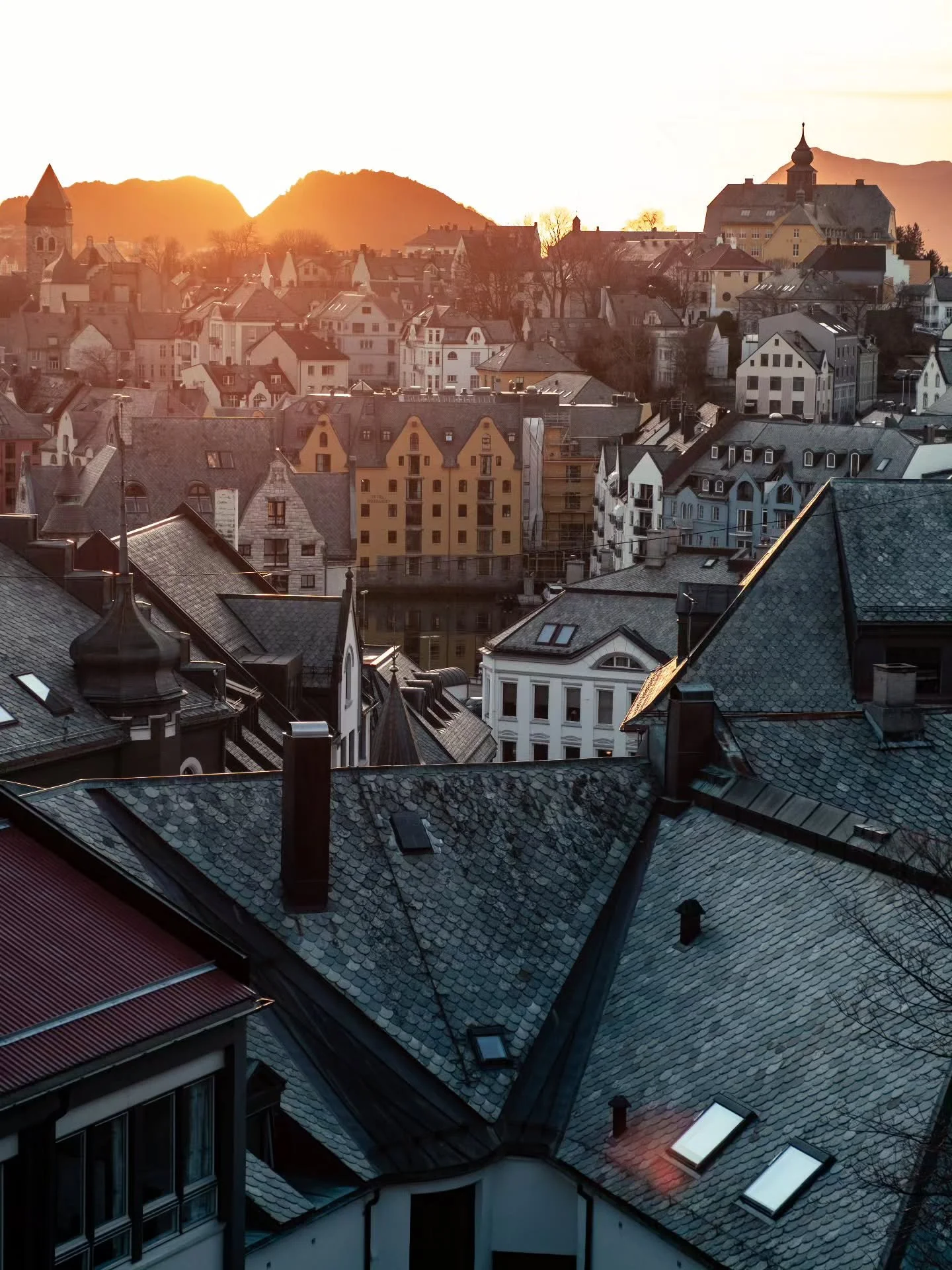 Sola glimter til &aring; gir oss en p&aring;minnelse om at v&aring;ren snart er her igjen 🌱

Deilig dag for en bytur i dag 🩵 og helga byr p&aring; b&aring;de teater og konserter! Stikk innom helgeguiden &aring; planlegg dagen din 🥳

#snartv&aring;