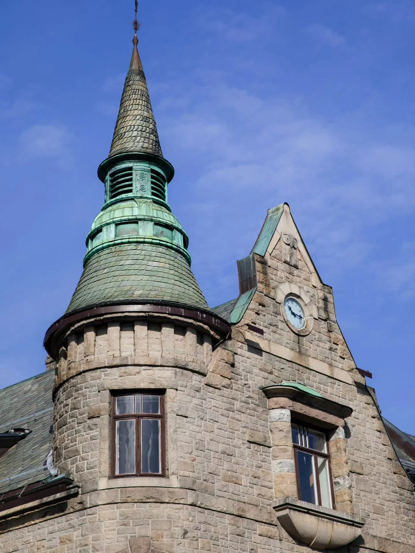 Et av byens vakreste jugendhus rommer ogs&aring; mye spennende historie 🩵✨

Har du v&aelig;rt innom @jugendstilsenteret_kube?

Midt i hjertet av &Aring;lesund finner du Jugendstilsenteret og KUBE &ndash; kunstmuseet i M&oslash;re og Romsdal. Her kan