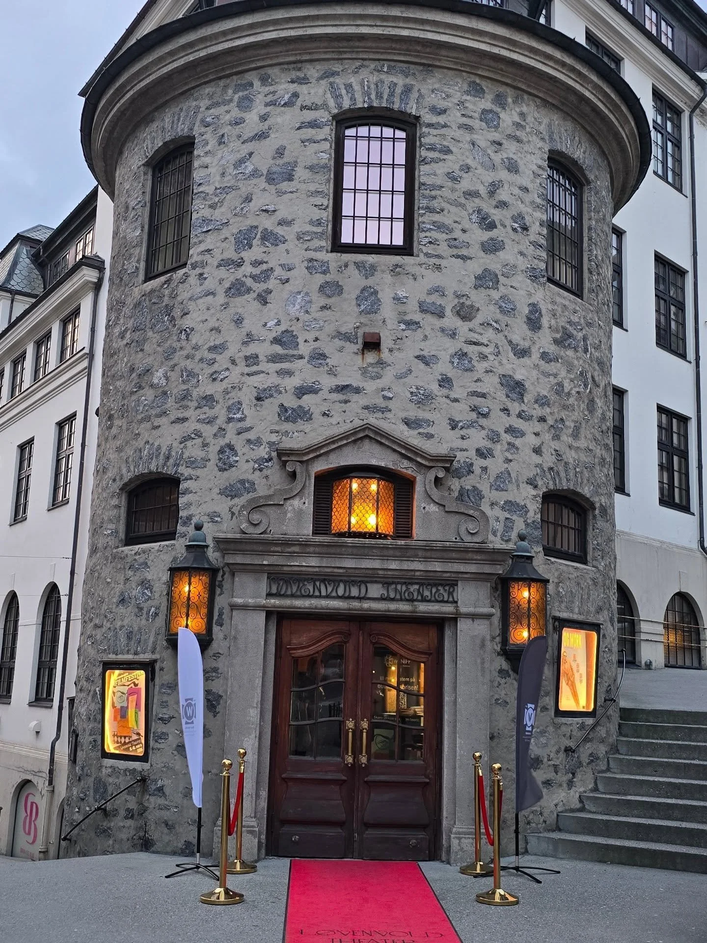 I dag starter @weniff 

R&oslash;d l&oslash;per er rullet ut foran @lovenvoldtheater og det begynner &aring; bli klart for kveldens &aring;pning 🎬
Vi sniktittet innom, og stemningen er akkurat som den skal rett f&oslash;r det smeller ✨️ Men n&aring;