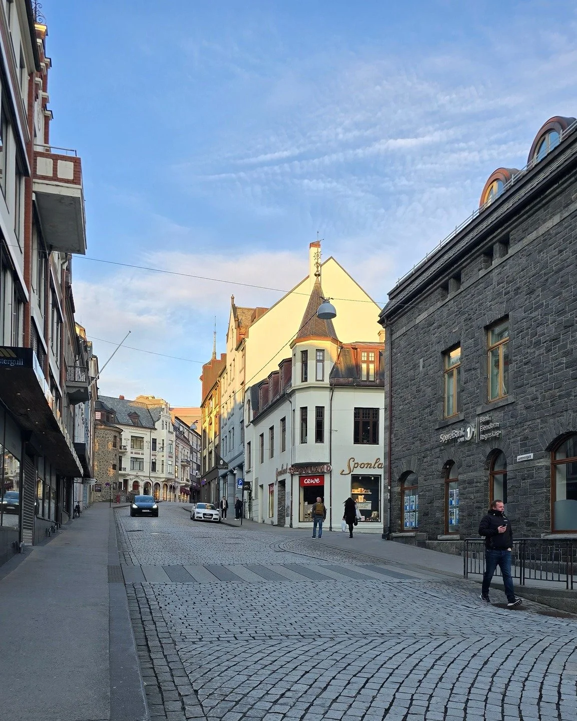 I dag var det n&aelig;rmest v&aring;rstemning i byen, folk satte seg ut, sola glimta innom og himmelen var bl&aring; ✨

Deilig med lysere dager og mildere v&aelig;r, det gj&oslash;r noe med hum&oslash;ret 🥰