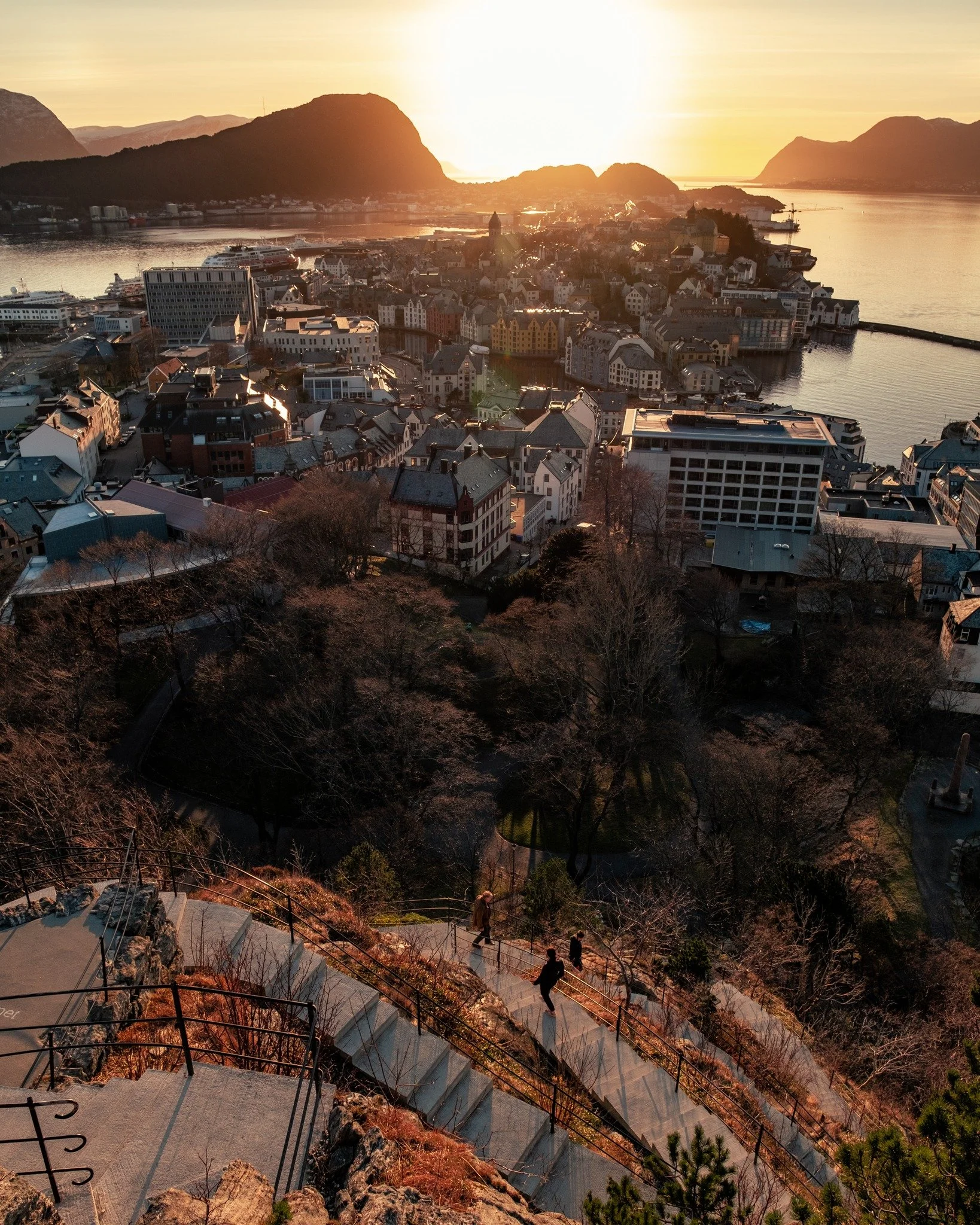 Fredag igjen, ukene flyr s&aring; fort 💃

Hva med en liten spasertur i sentrum, kanskje en god lunsj eller en kaffe ute om sola titter frem &ndash; noen ganger er det de sm&aring; pausene som gj&oslash;r dagen ekstra fin ✨

Kanskje rekker du solnedg