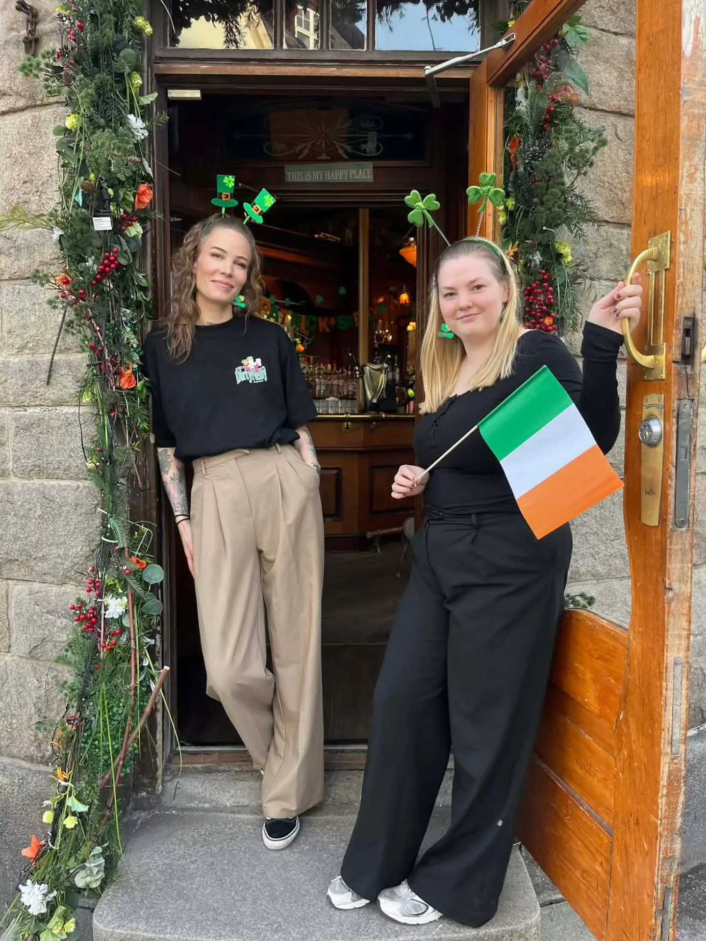 🍀 Hos Dirty Nelly er St. Patrick&rsquo;s-feiringen allerede i gang! Lokalet pyntes i gr&oslash;nt fra topp til t&aring;, og gjennom mars blir det ekte irsk pubstemning med musikk, allsang og gode kvelder 🍻

I perioden 10.&ndash;15. mars skrus stemn