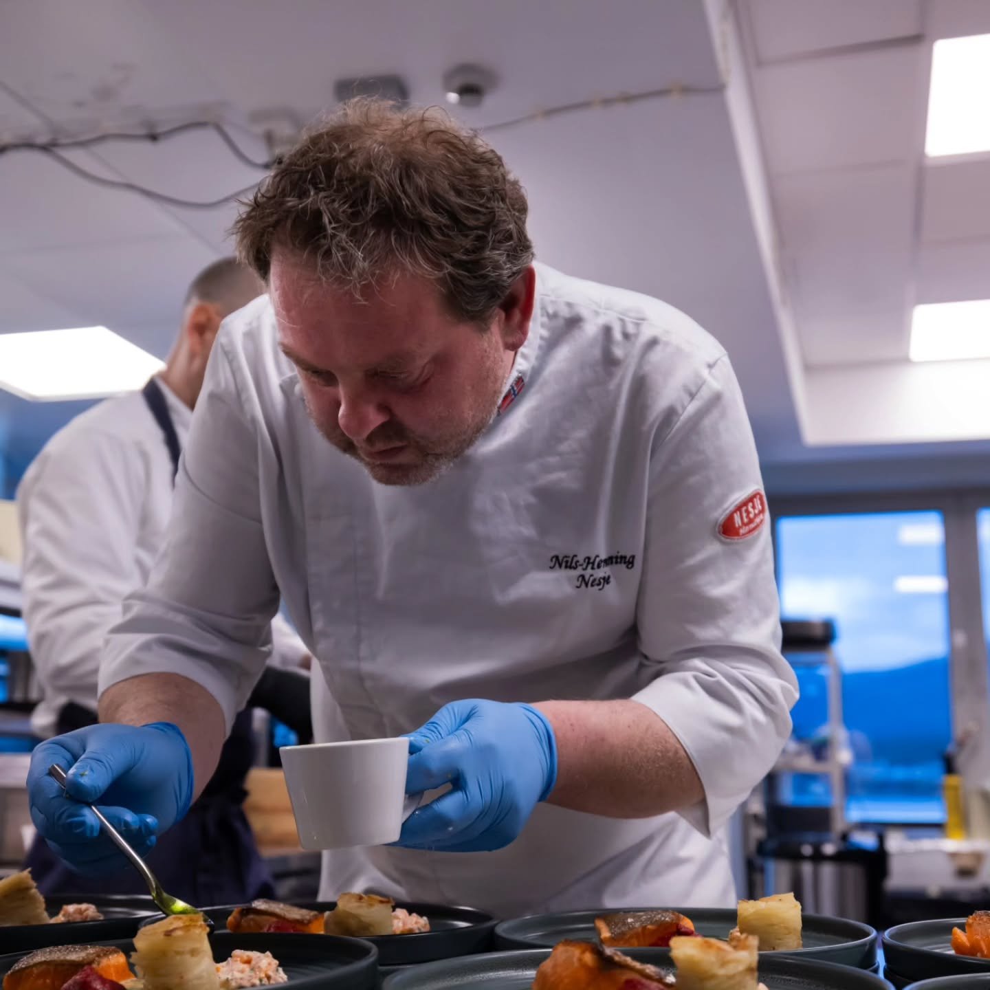 ✨️ VINN EN SMAK AV HAVET 🐟 ✨

Om bare &eacute;n uke skjer noe helt spesielt&hellip;

Nils Henning og Anita st&aring;r side om side p&aring; kj&oslash;kkenet og lager retter med lokale r&aring;varer fra havet &ndash; mens Monica Molv&aelig;r fra Vino