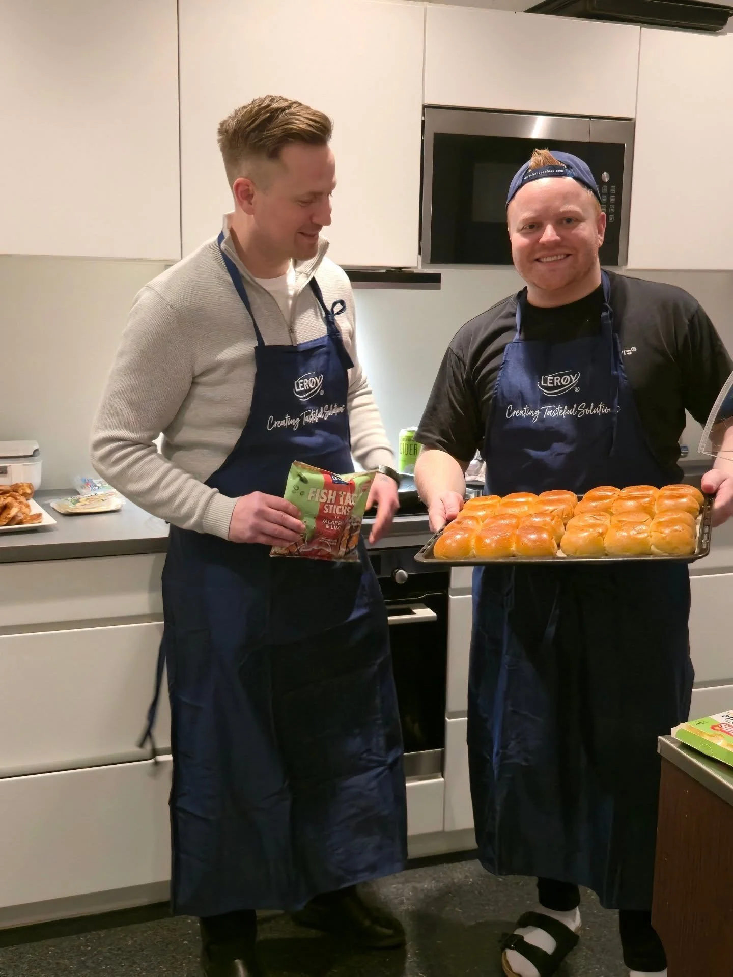 Under &Aring;lesund Sj&oslash;matfestival arrangerer vi Blue Stream 🌊 En karrieredag og yrkesmesse for bl&aring; n&aelig;ring. Vi inviterte elever og studenter til b&aring;de bedriftsbes&oslash;k hos Mowi og til Casekveld med Ler&oslash;y &amp; Blue