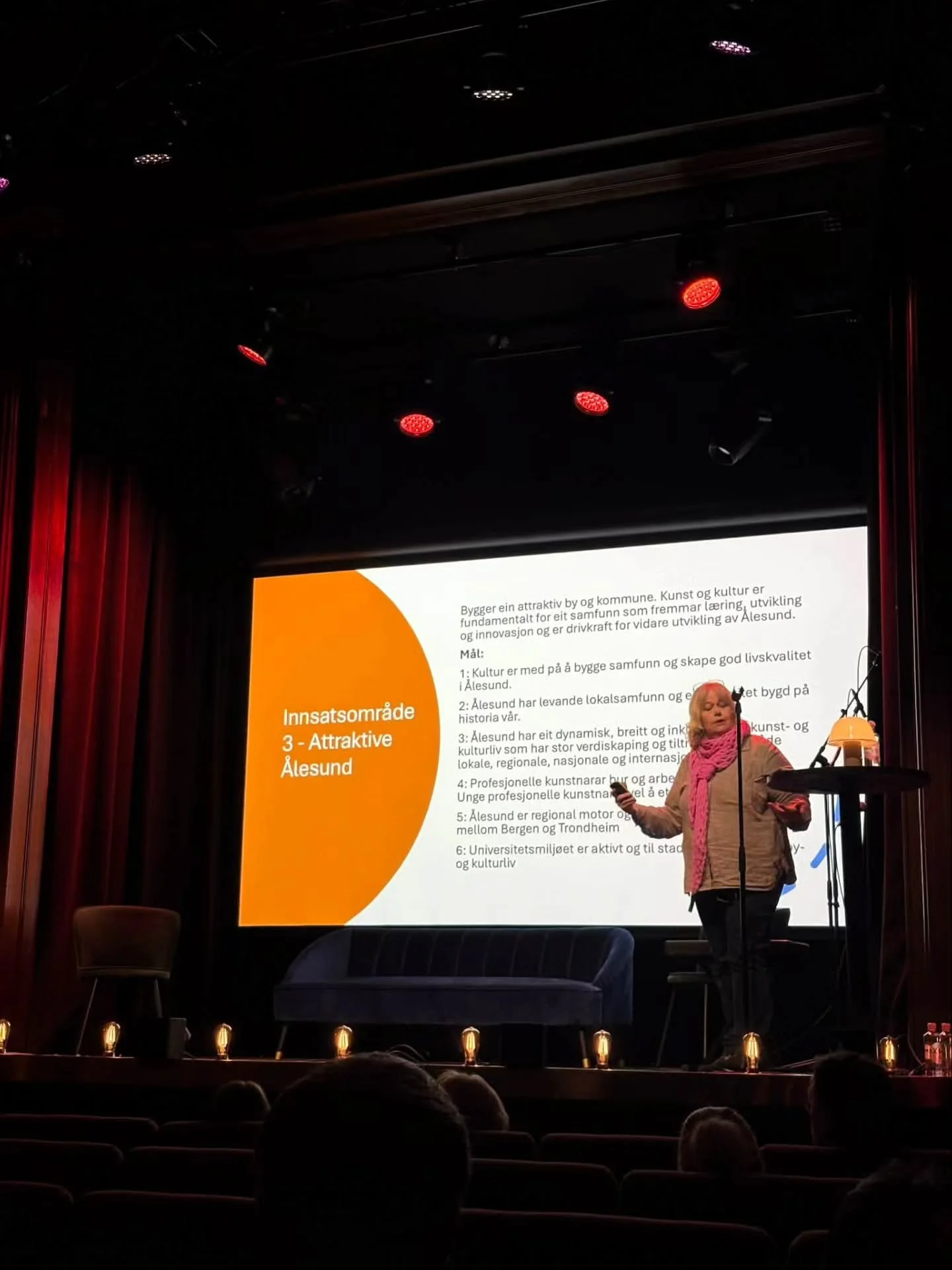 Et levende samfunn bygges ikke av seg selv, det bygges av mennesker ✨

I dag samlet &Aring;lesund kulturr&aring;d engasjerte folk fra hele byen til &aring;rets kulturkonferanse p&aring; L&oslash;venvold Theater 🎭 Et rom fylt av ideer, engasjement og