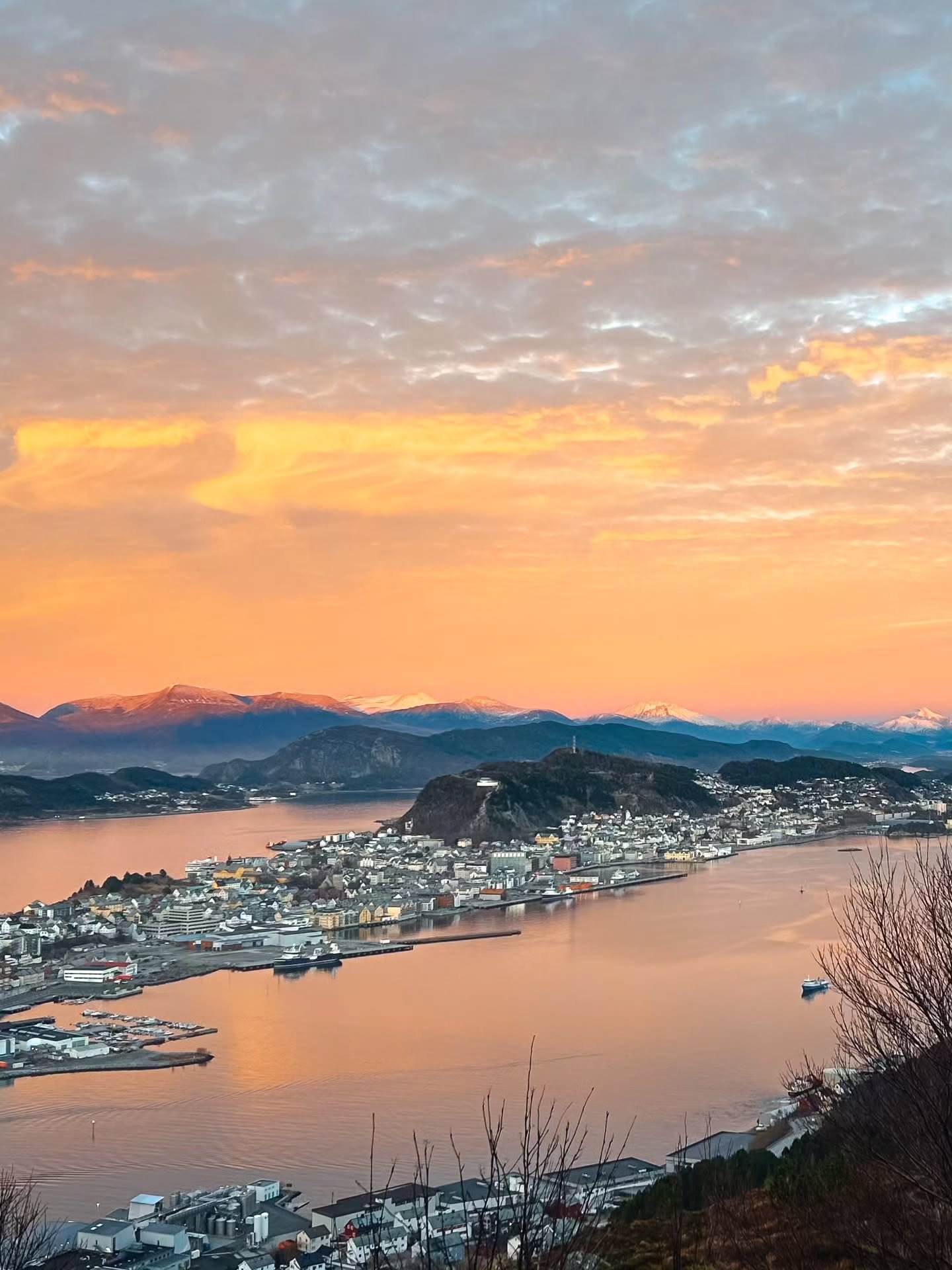 ⏰ Husk sommertid!

Natt til s&oslash;ndag 29. mars er det tid for &aring; stille klokka &eacute;n time frem &aelig;, fra kl. 02:00 til 03:00 🌙➡️☀️

Det betyr lysere kvelder, mer energi og et tydelig tegn p&aring; at v&aring;ren er her 💛

Men ogs&ar