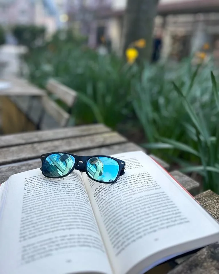 Noen ganger er det de enkle tingene som gj&oslash;r p&aring;ska ekstra fin 💛

Utenfor Racoon Coffee finner du den lille bokkiosken, et lite byttepunkt for gode historier. Ta med ei bok du er ferdig med, og plukk med deg en ny 📖

Kanskje ligger din 