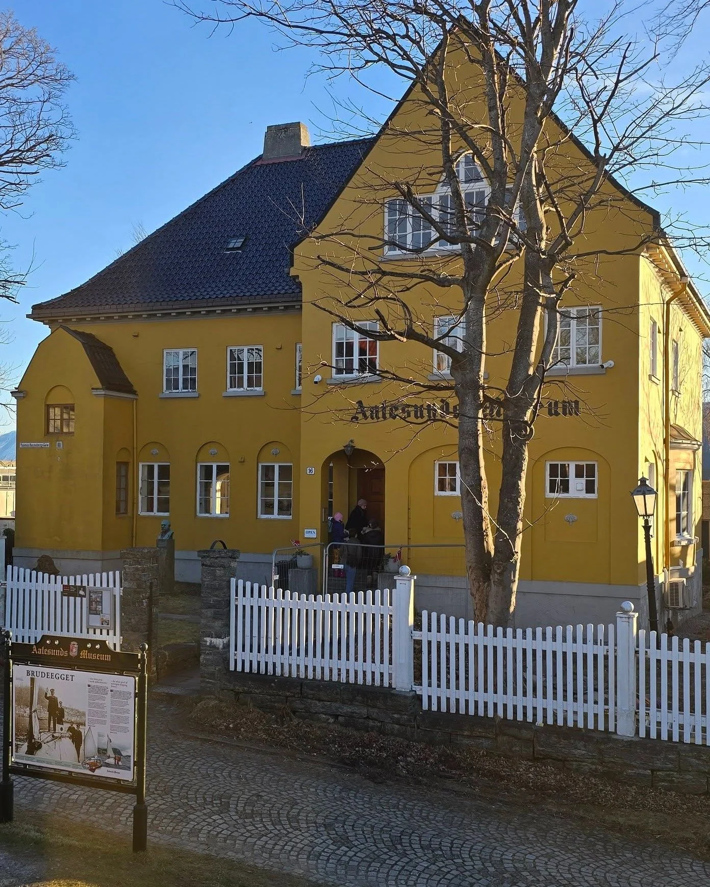 Visste du at Aalesunds Museum holder &aring;pent hele p&aring;ska?

Perfekt for en liten oppdagelsesferd i egen byhistorie ✨Er du en av de som har gamle minner om museumshaugen, eller er du en av de som flittig bruker bymuseet? 
Vi anbefaler absolutt