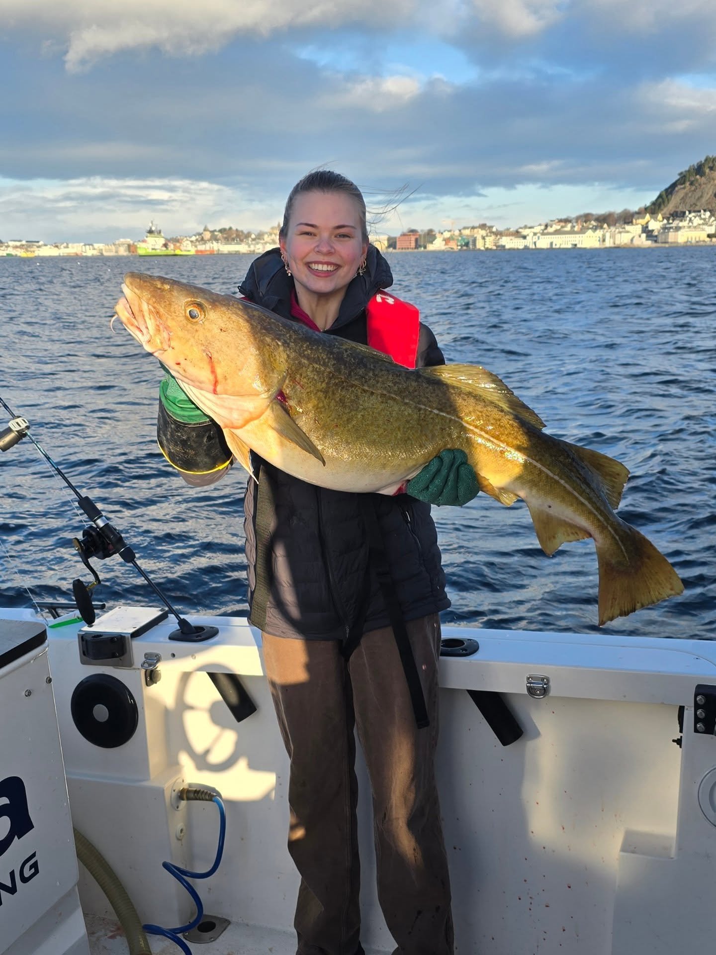 🐟 Neida&hellip; ingen Bytorsken-statue p&aring; oss 😄

Det ble kanskje litt vel ambisi&oslash;st med nytt landemerke midt i byen selv hvor stolt vi er av Bytorsken v&aring;r 😉
Men en liten 1. april-sp&oslash;k m&aring;tte vi jo unne oss!

Bytorske