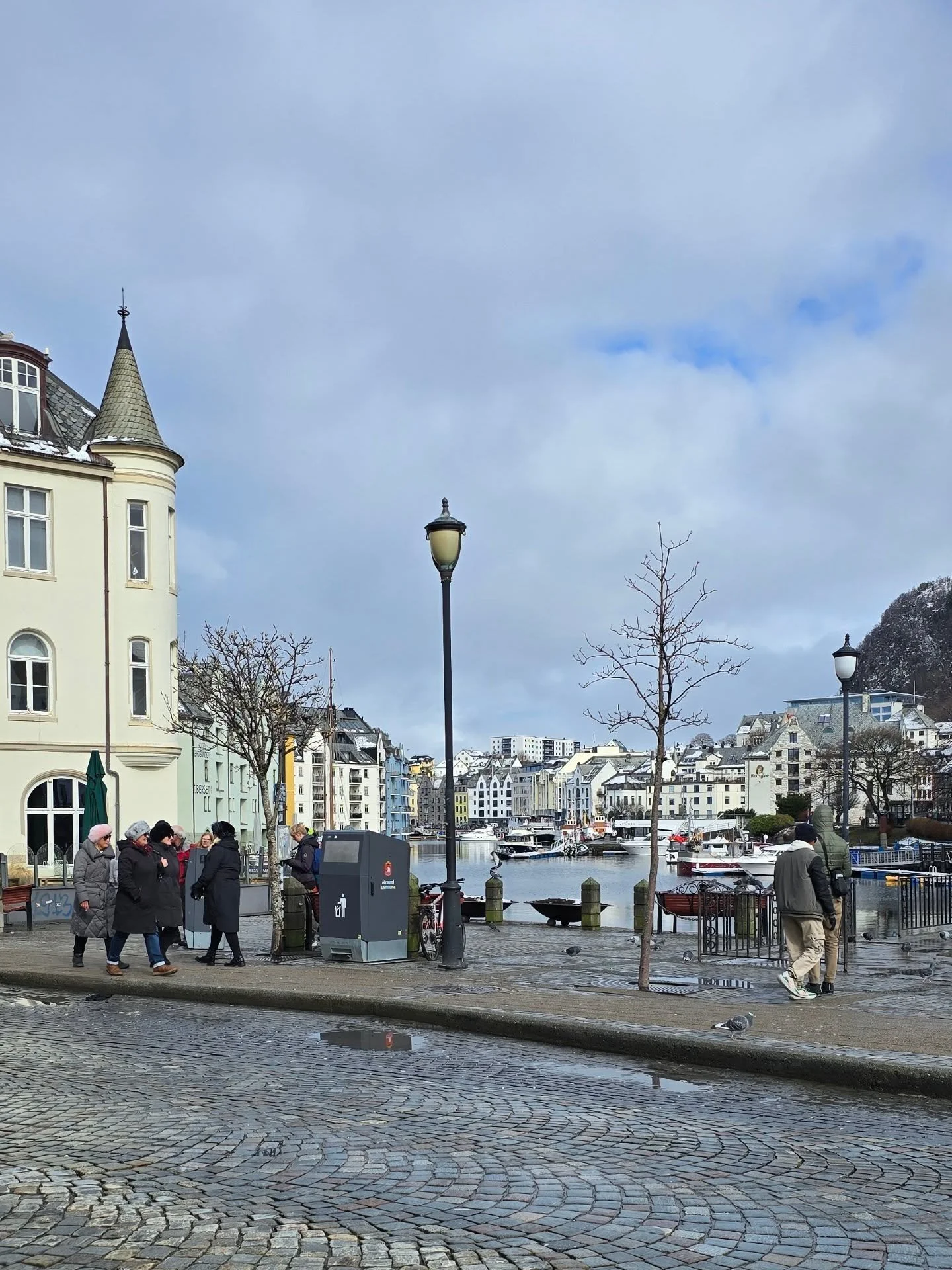 🌦 &Aring;lesund er en ettertraktet destinasjon &aring;ret rundt, men n&aring; begynner det virkelig &aring; ta seg opp 💛

Gatene fylles av spente bes&oslash;kende som utforsker byen, lar seg fascinere av arkitekturen, naturen og ikke minst det&hell