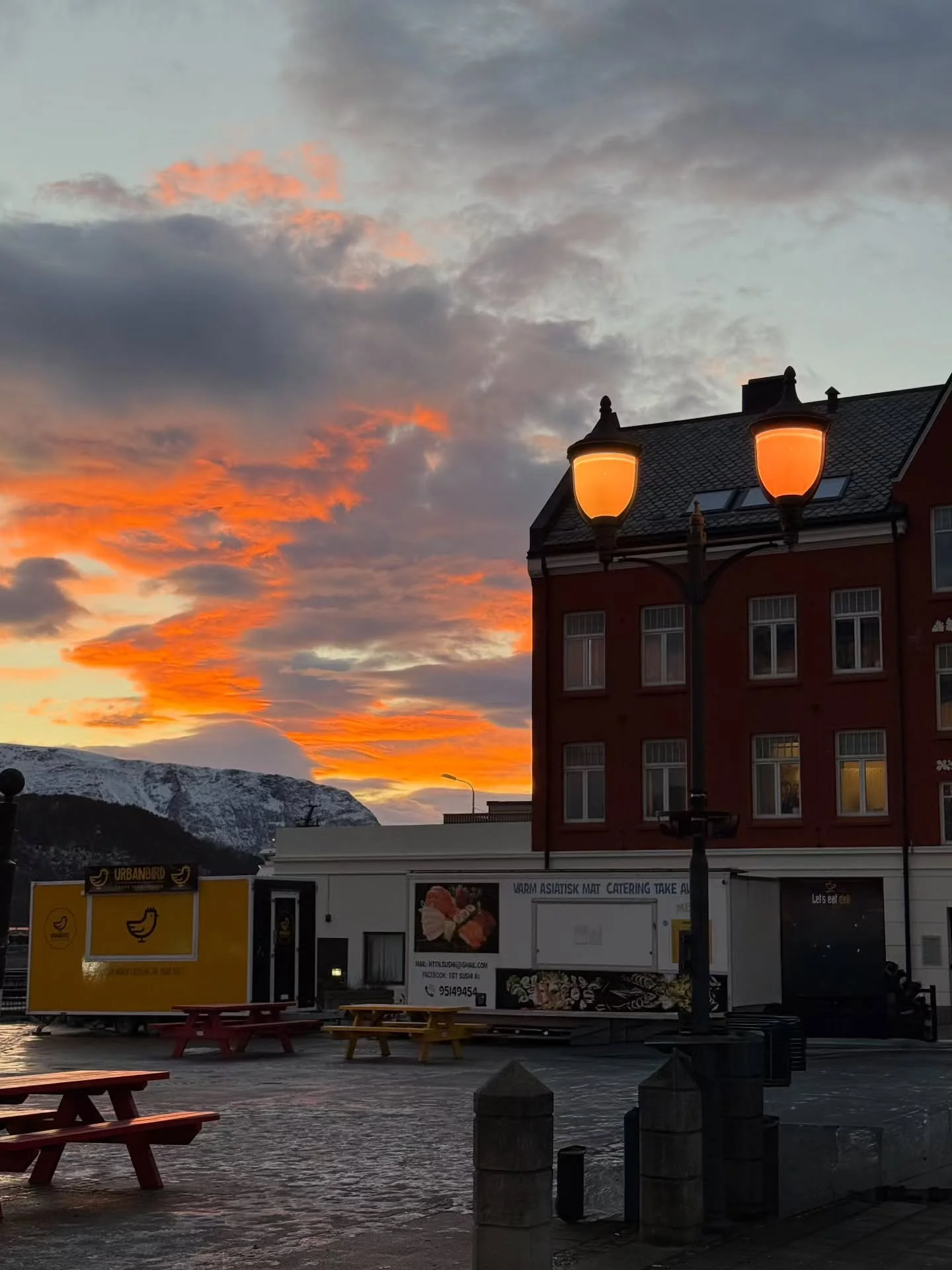 P&aring;skeaften og byen v&aring;kner til liv 🌅
I dag er det bare &aring; str&oslash;mme til byen, kanskje en liten tur innom favorittkafeen ☕️ Eller har du noen &aelig;rend som m&aring; gj&oslash;res 🛍

Kanskje du skal handle inn kveldens brettspi