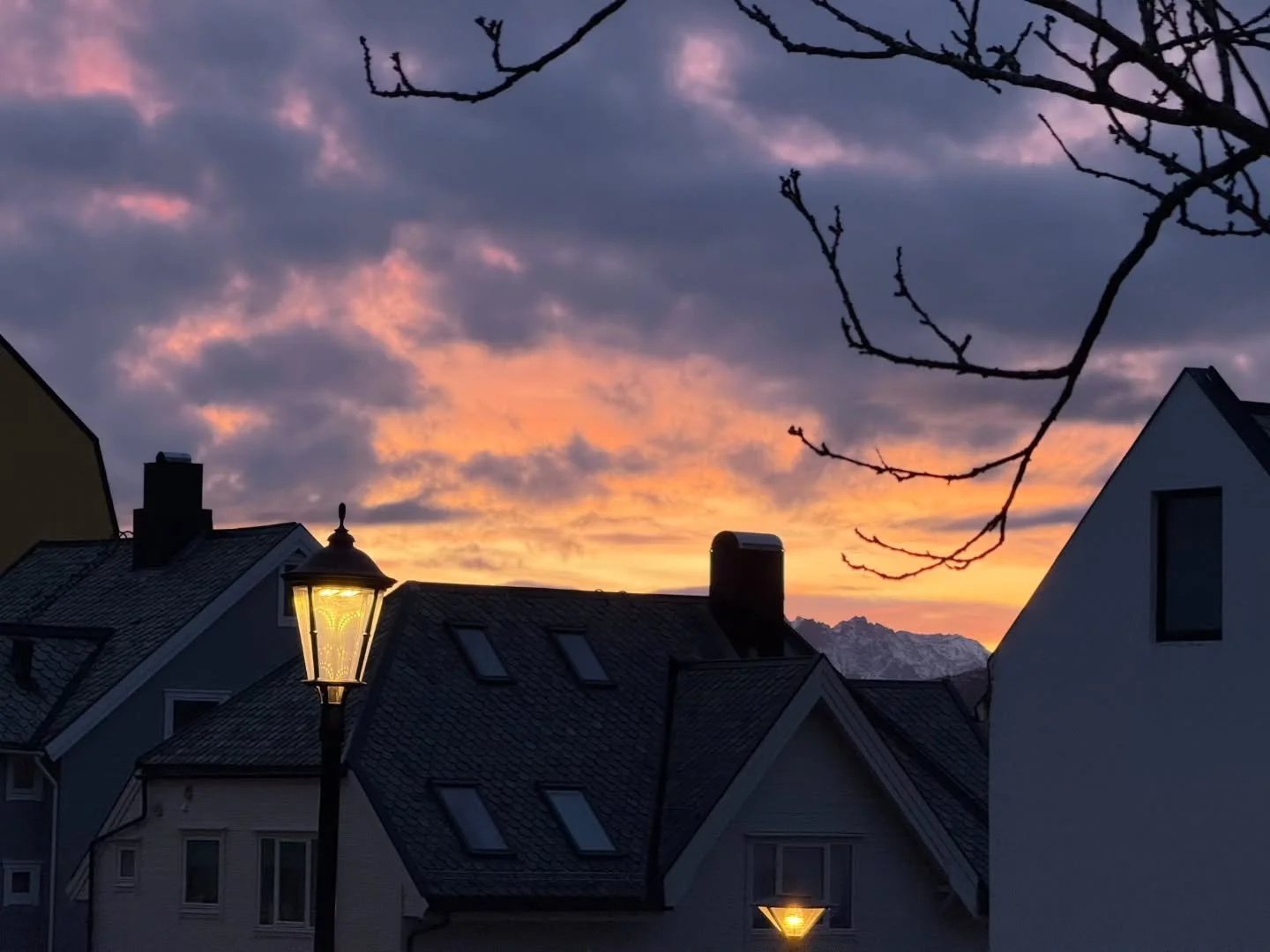 Montro om sola bryter gjennom skyene i dag 🤔 Siste dag med p&aring;skefri 🐣

Hva skal du finne p&aring; i dag?

Foto: @_katrina.zh_

#byp&aring;ske #&aring;lesund #soloppgang
#byenv&aring;r